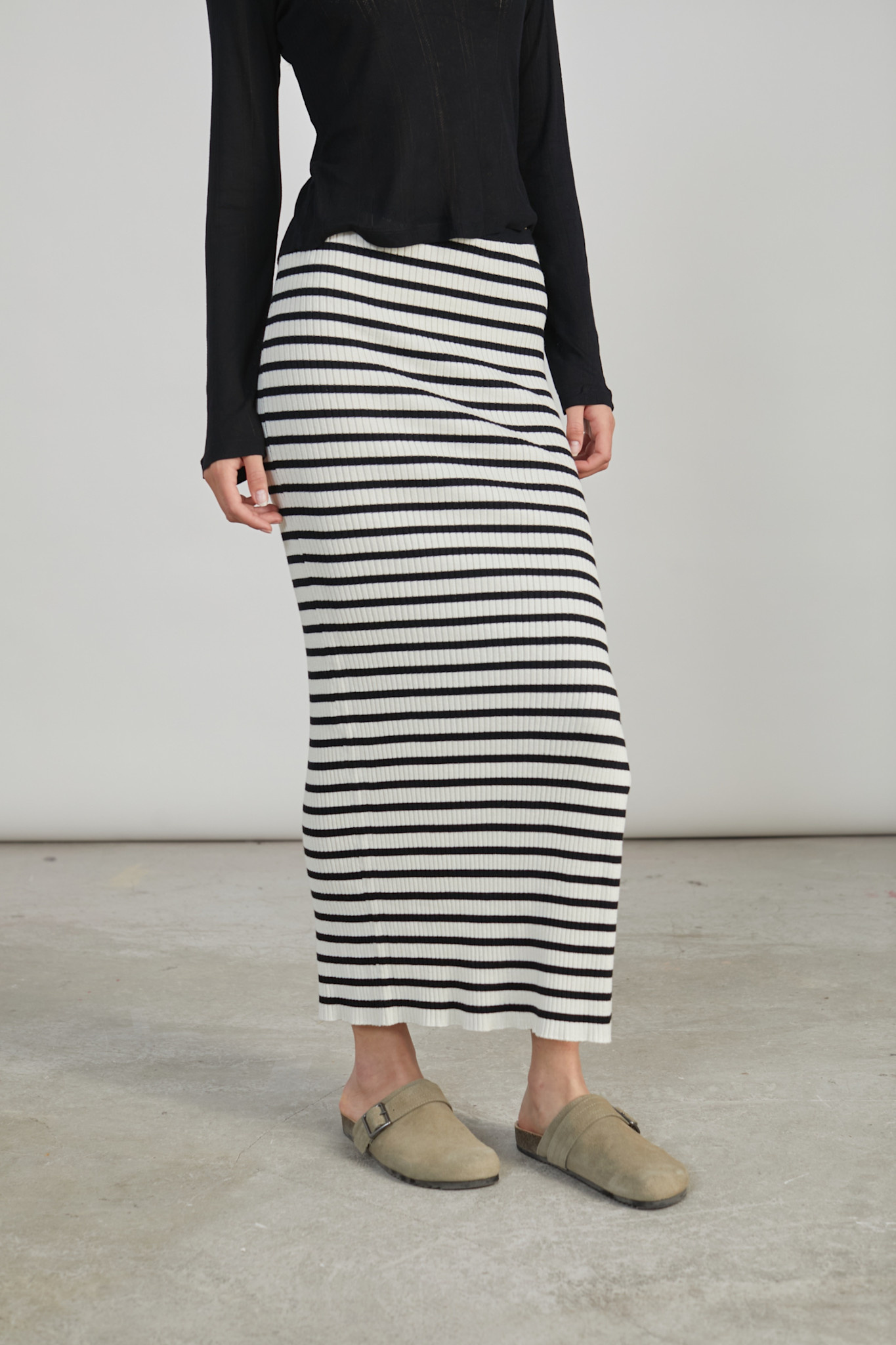 Leixa long rib knitted skirt stripped Black-2