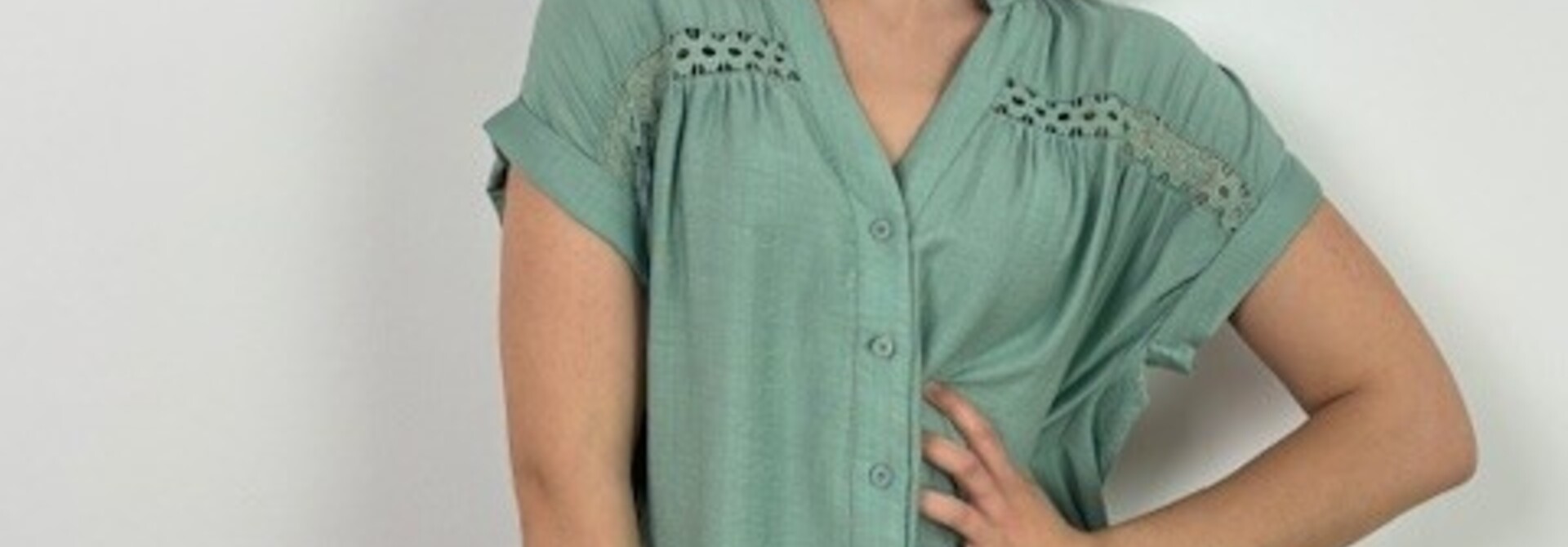Jodie s/s viscose broderie blouse Green