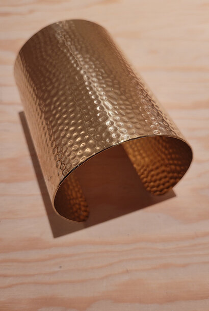 Kowah hamered statement bracelet Gold