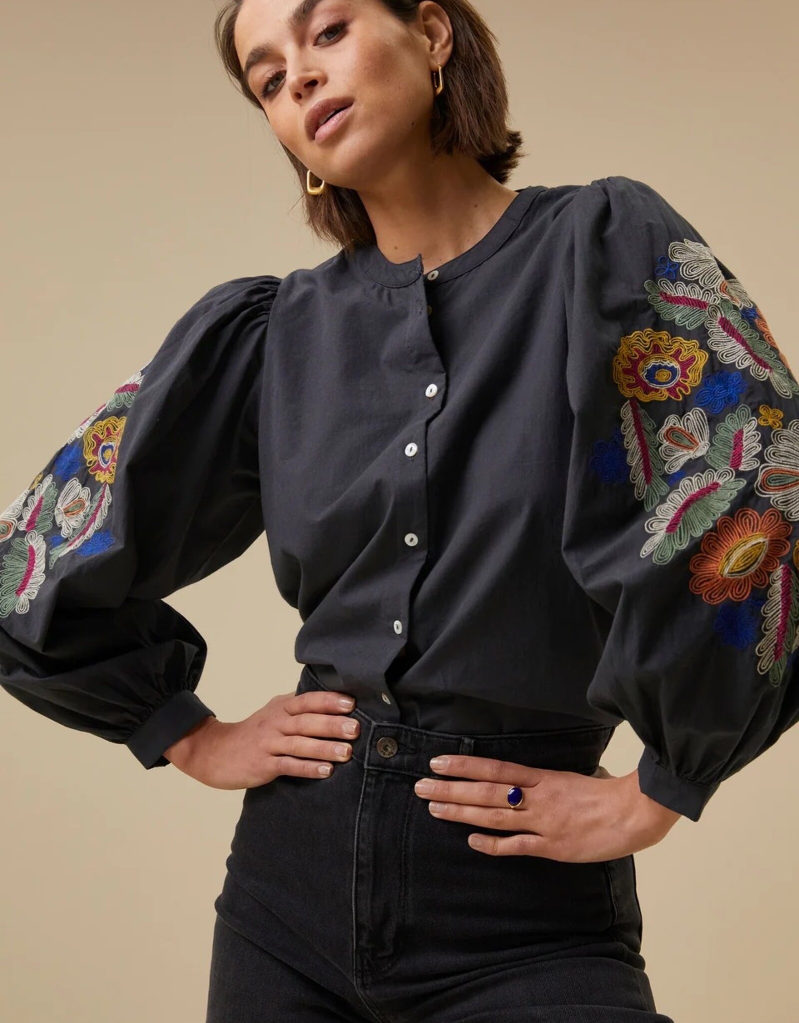 By Bar Rikki Color Embroidery Blouse Charcoal