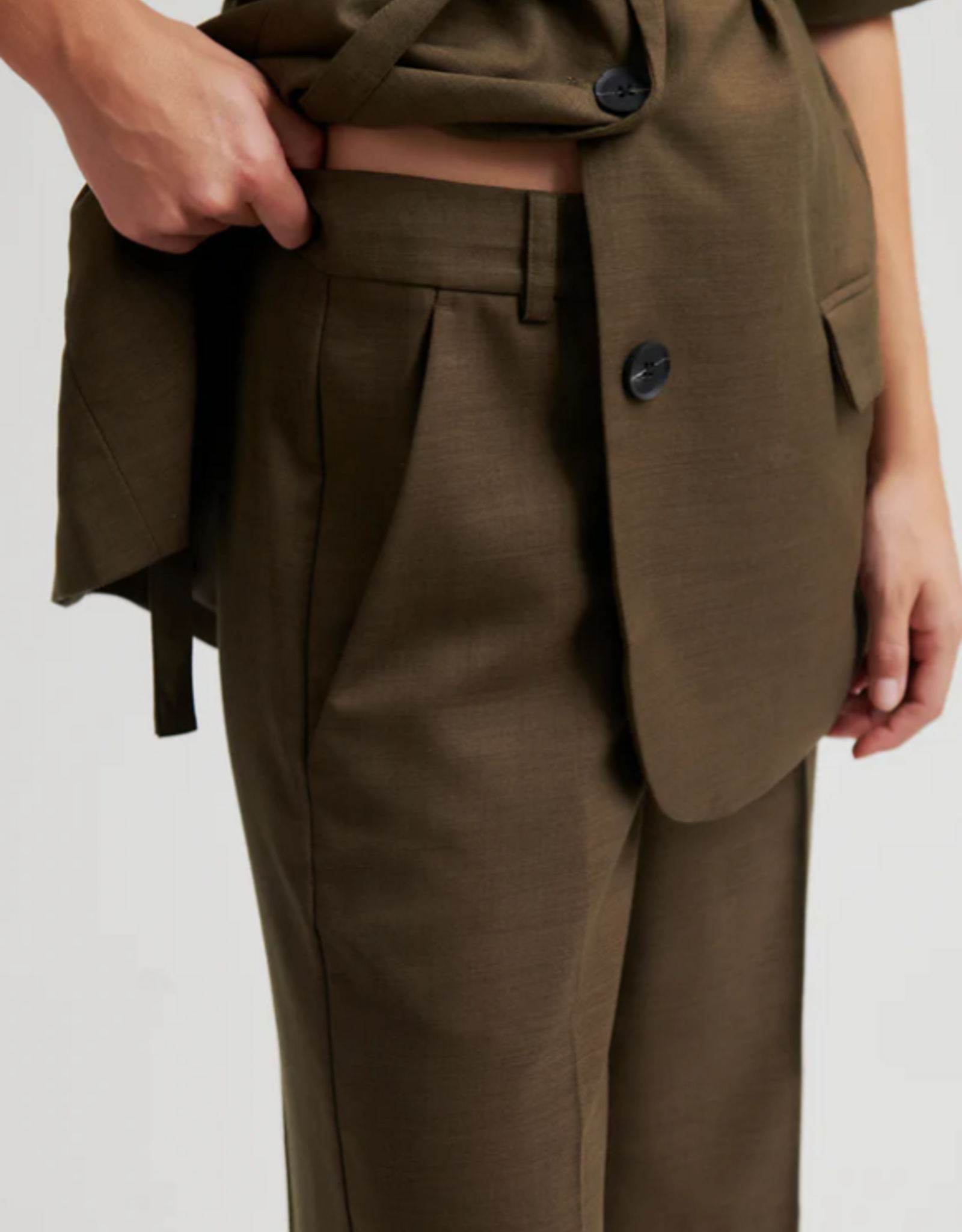 Second Female Sharo Long Shorts Canteen