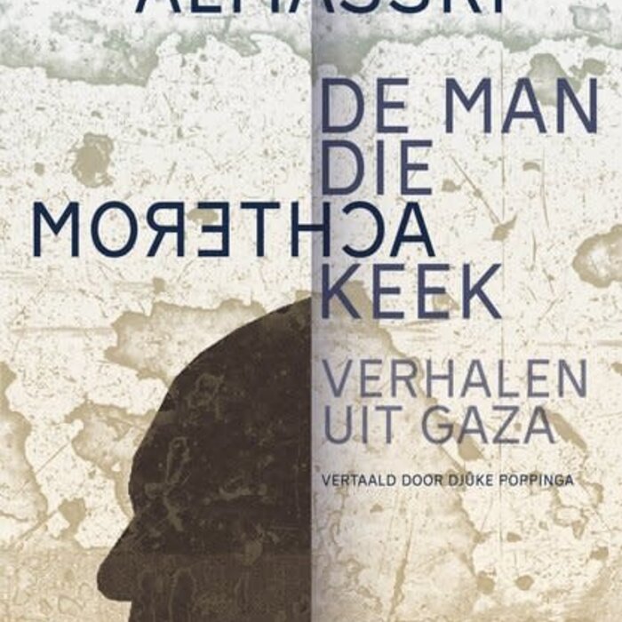 De man die achterom keek