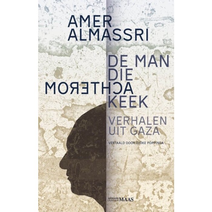 De man die achterom keek