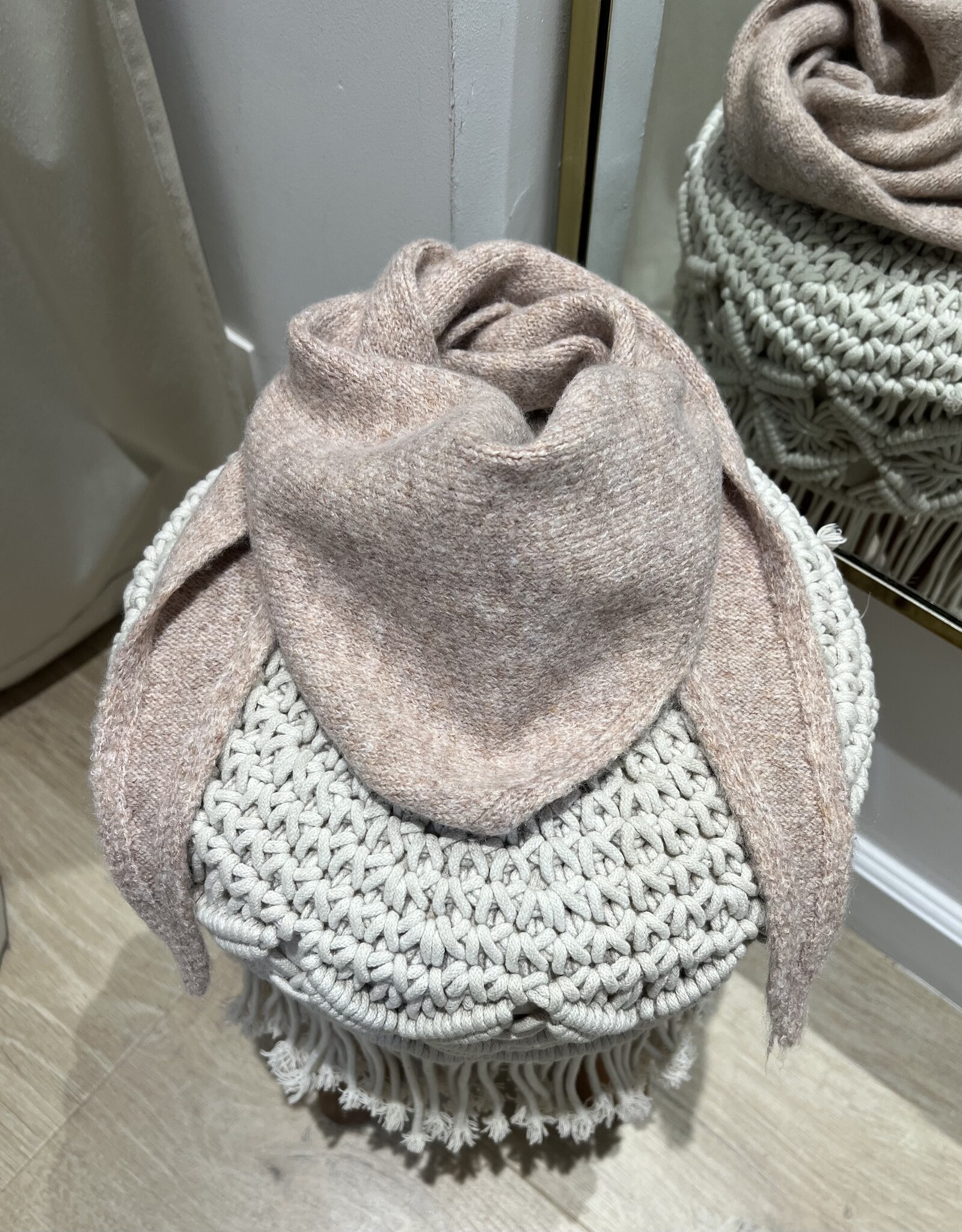 Sjaaltje driehoek effen taupe