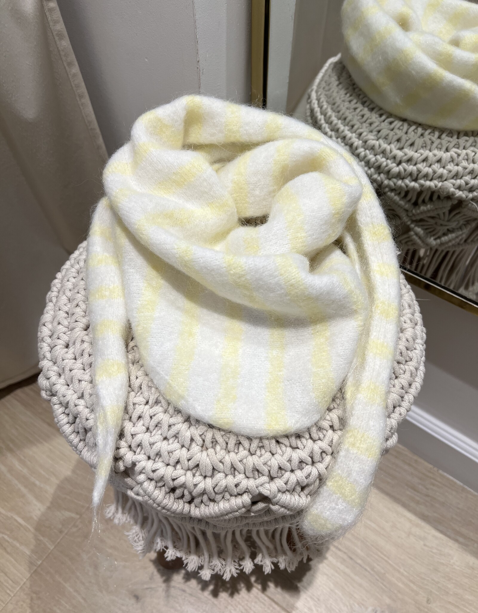 Sjaaltje driehoek gestreept ecru/geel