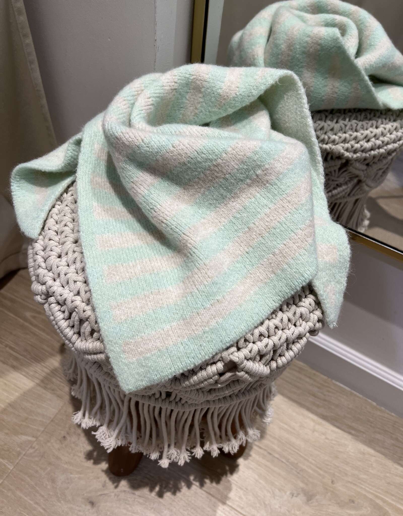 Sjaaltje driehoek gestreept ecru/mint