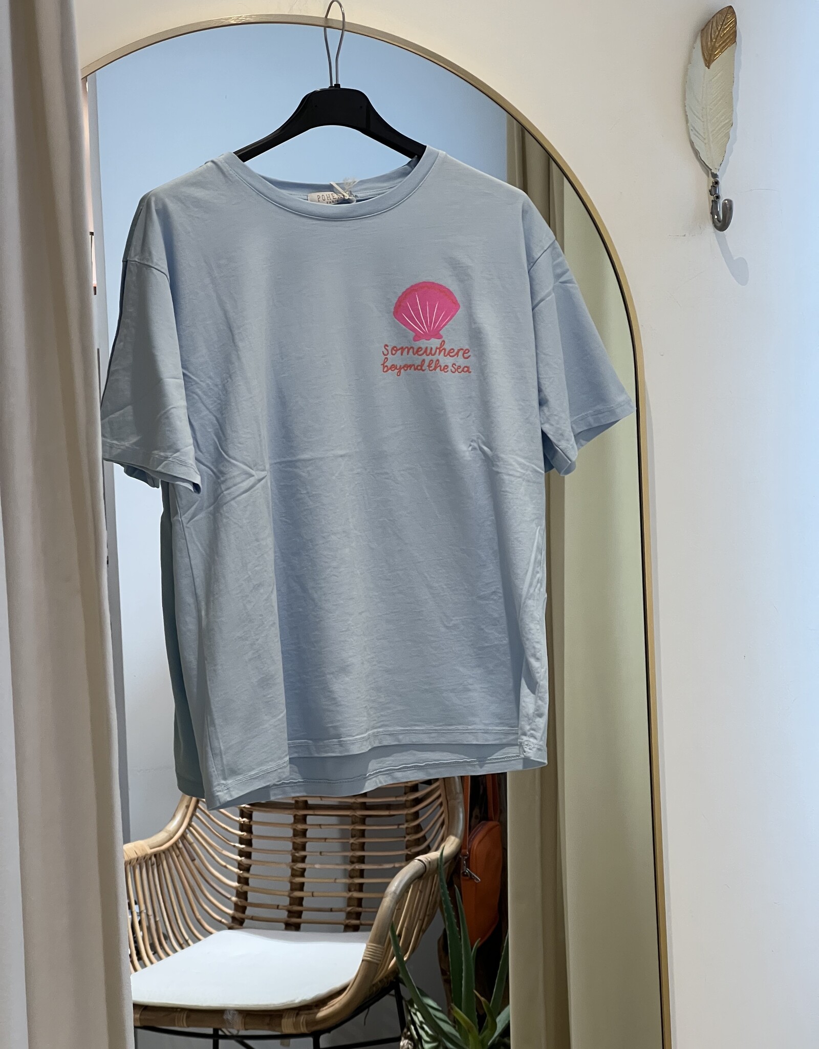 T-shirt Somewhere beyond the sea lichtblauw