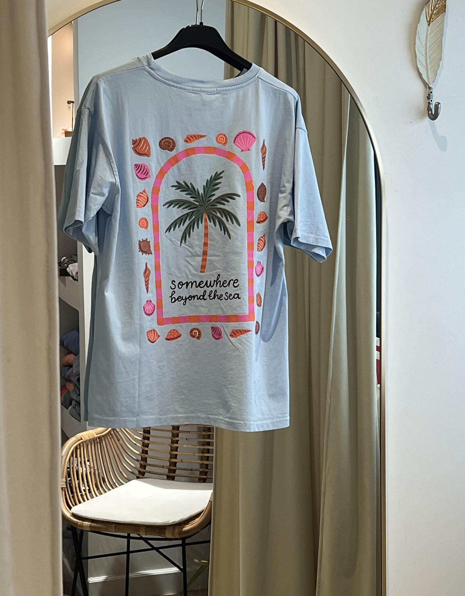 T-shirt Somewhere beyond the sea lichtblauw