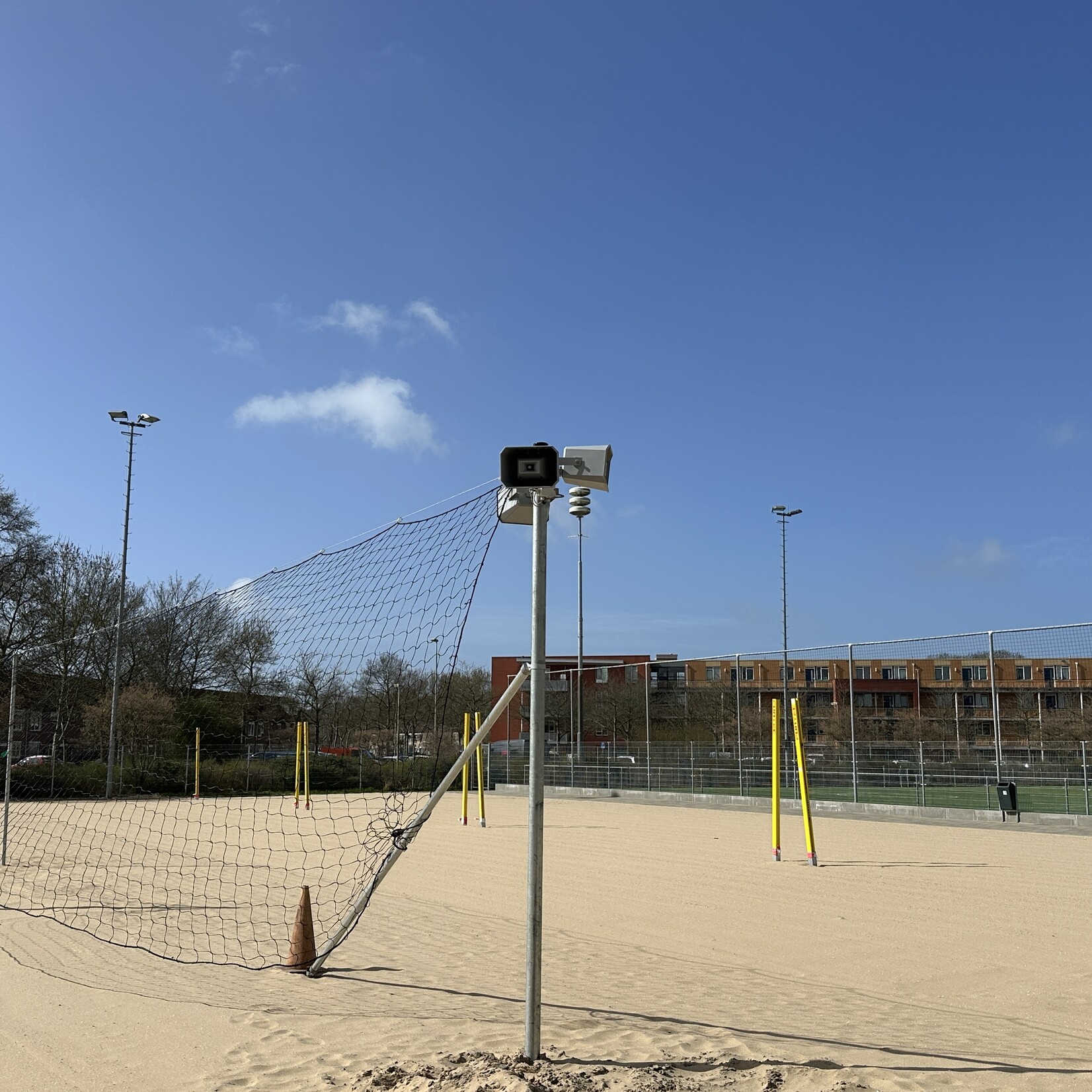 BIAMP Geluidsinstallatie voor sportvelden. Geschikt voor buiten.