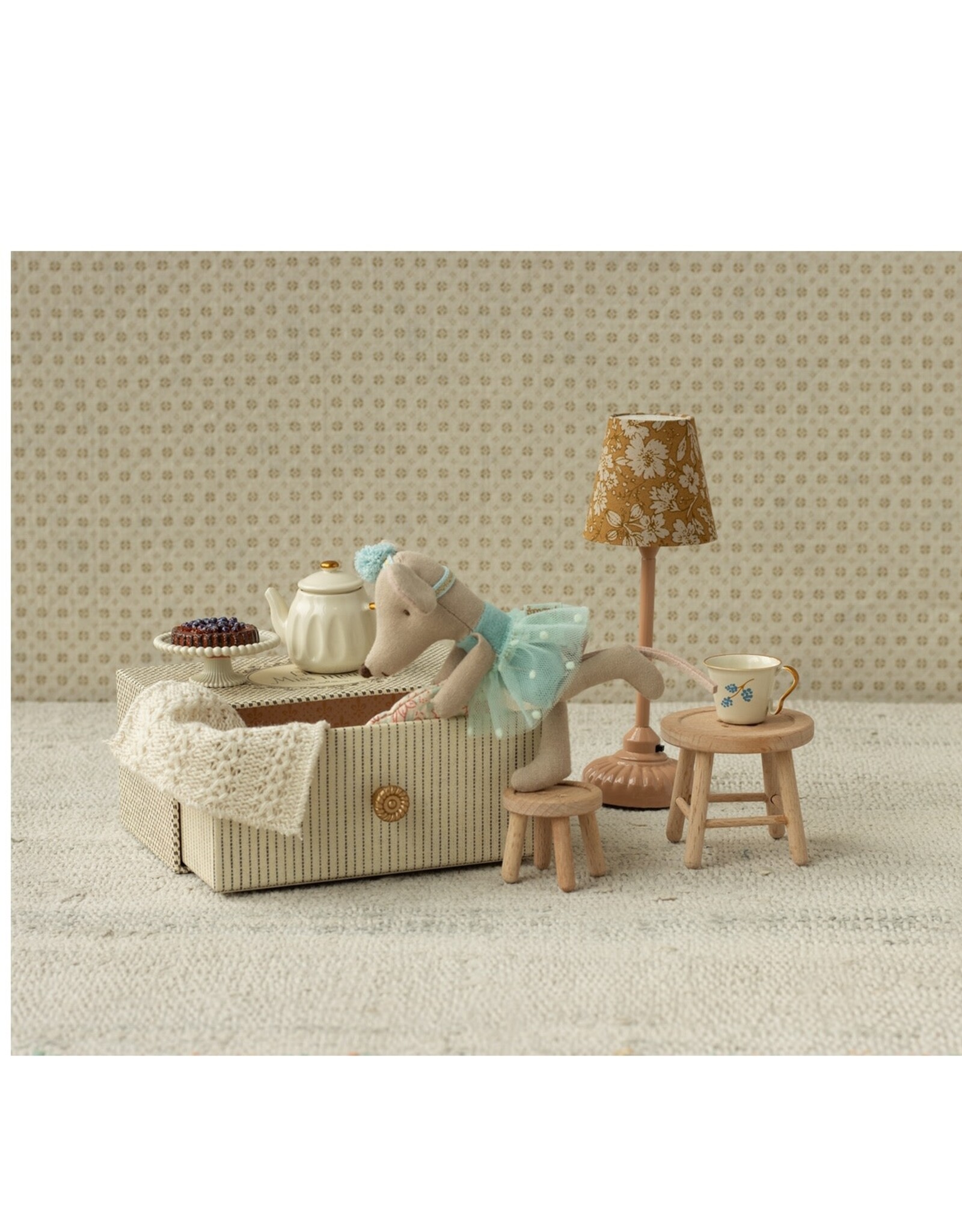 Maileg Kleine zus Dance Mouse in daybed
