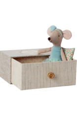 Maileg Kleine zus Dance Mouse in daybed