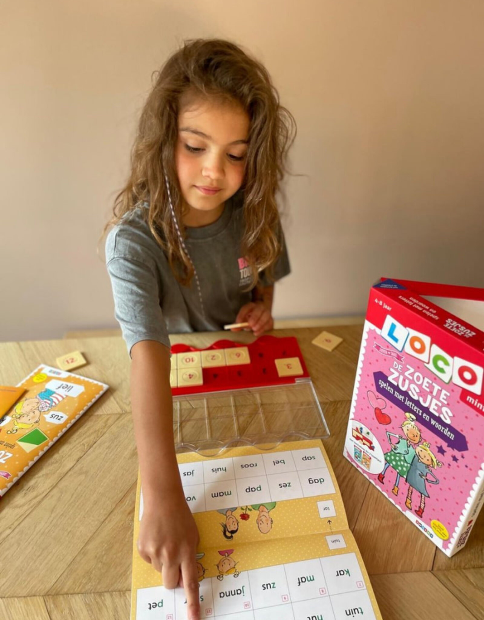 Zwijsen Boekje Mini Loco De zoete zusjes spelen met letters