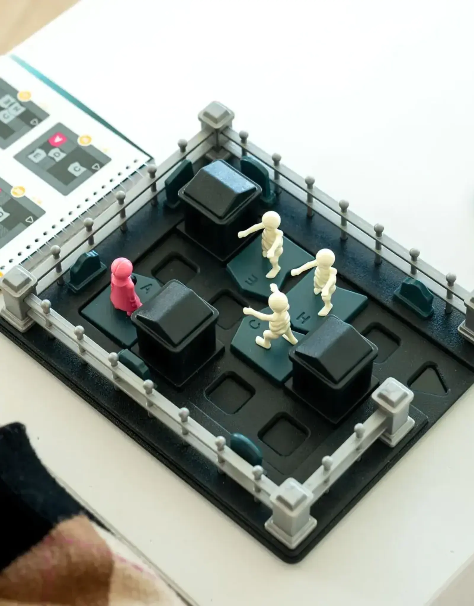 SmartGames Graveyard Shift