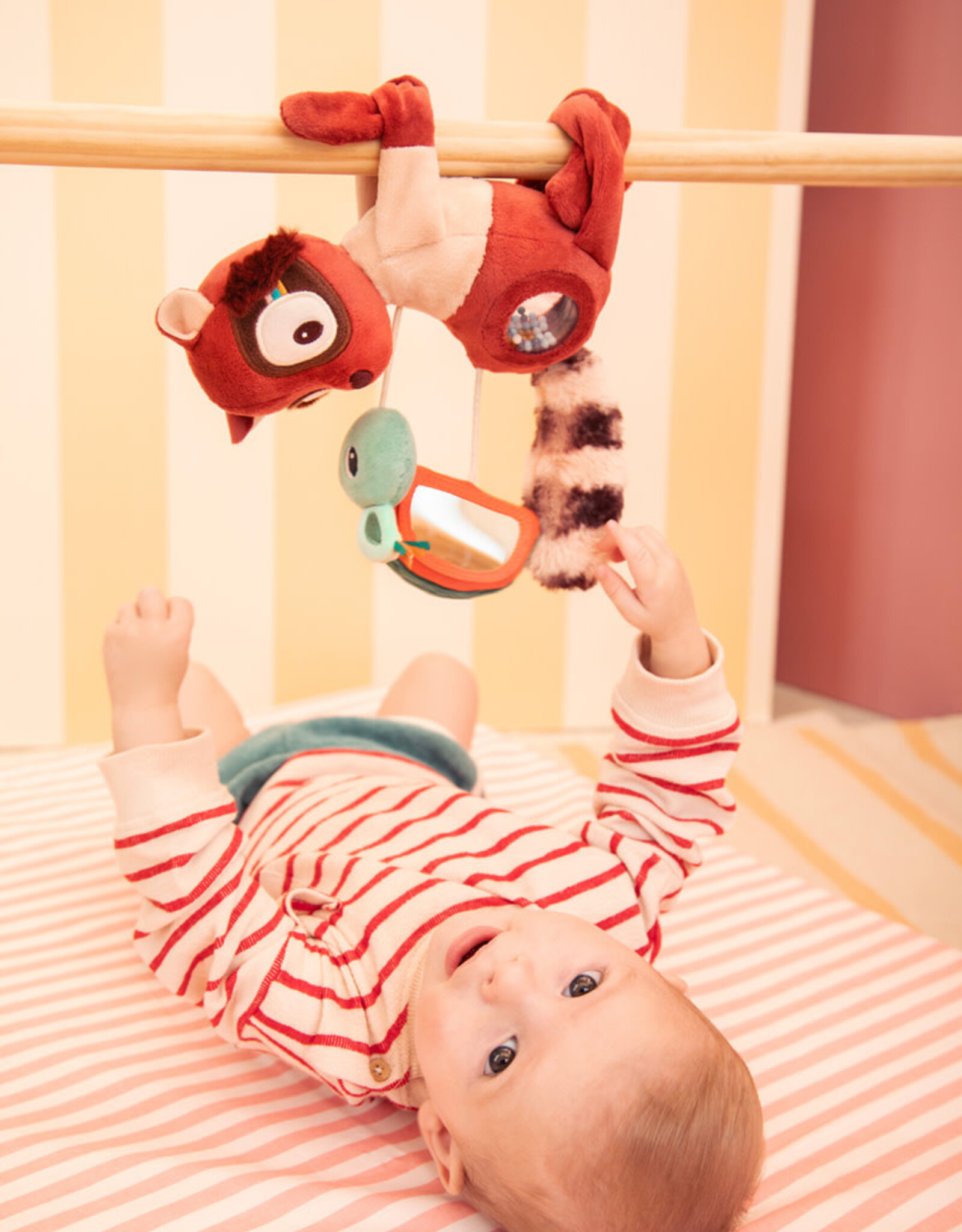 Lilliputiens Hanger Elvis houdt zich vast