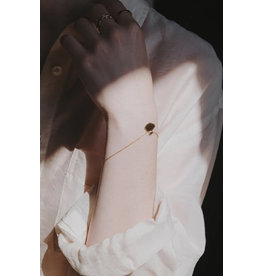 Judith Benita Armband Myrrhe mini - Swarovski Gris ( zwarte diamant)  -  Messing Verguld - Lengte 17cm