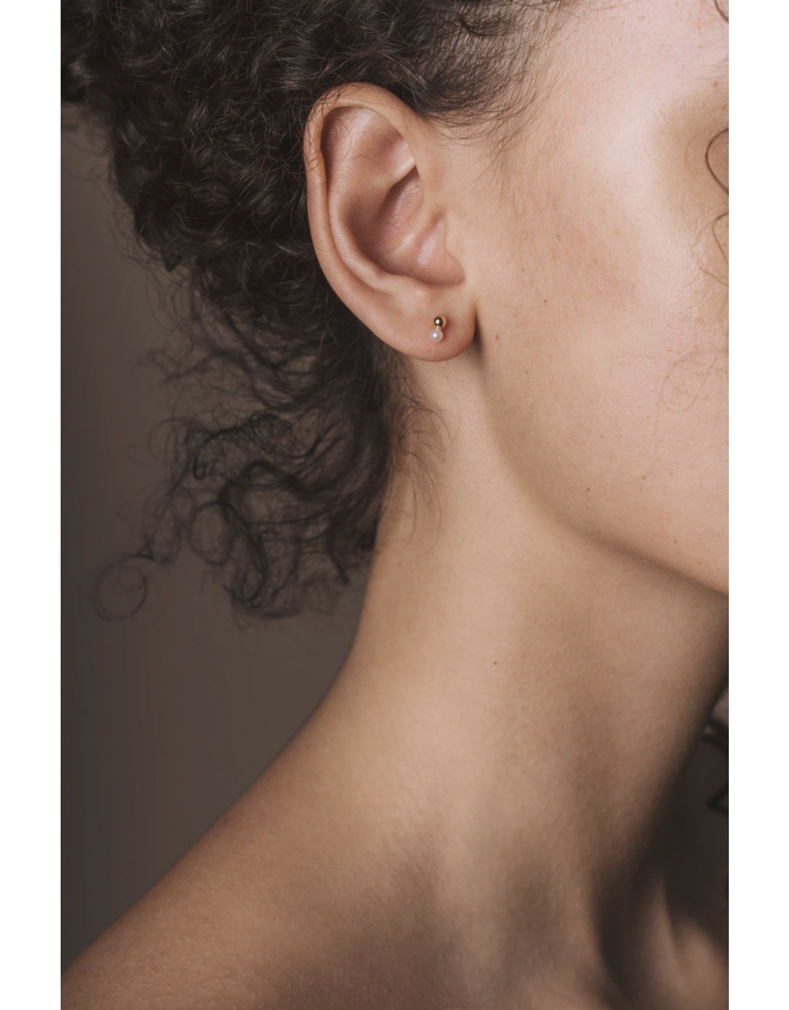 Studio MHL Oorbel MHL - Druppel, Zwarte parel - 6mm - Goud - Verguld 18K