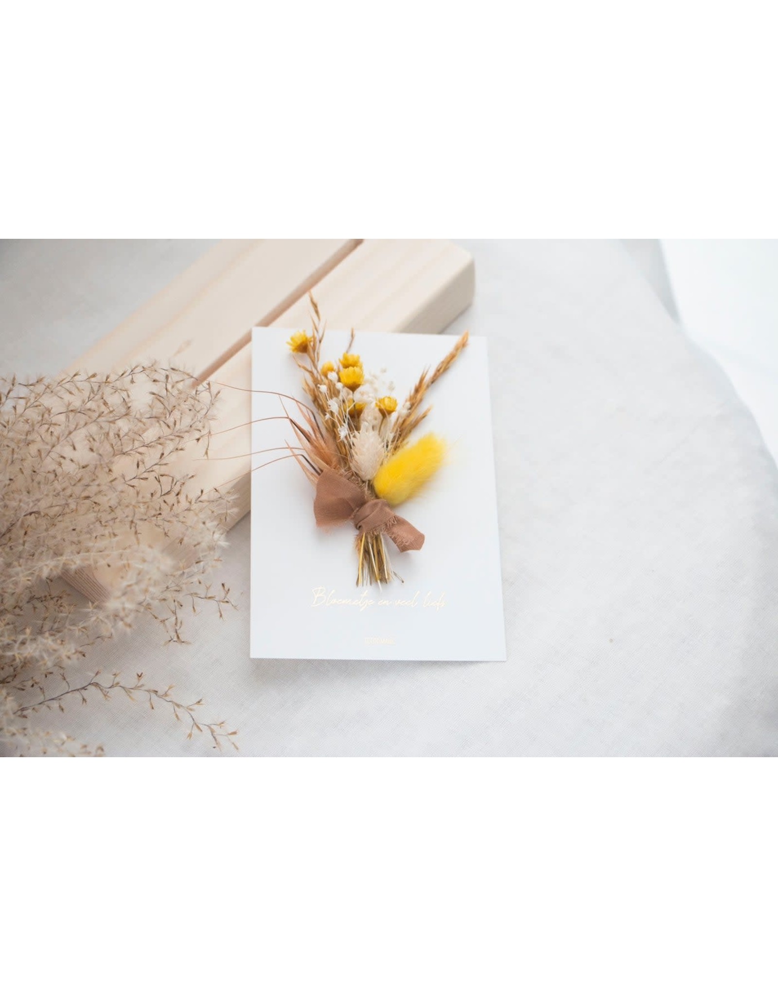 Cocoomade Kaartje met droogbloemboeketje - Een bloemetje en heel veel liefs- goudfoliedruk - 9,5cm x 14 cm