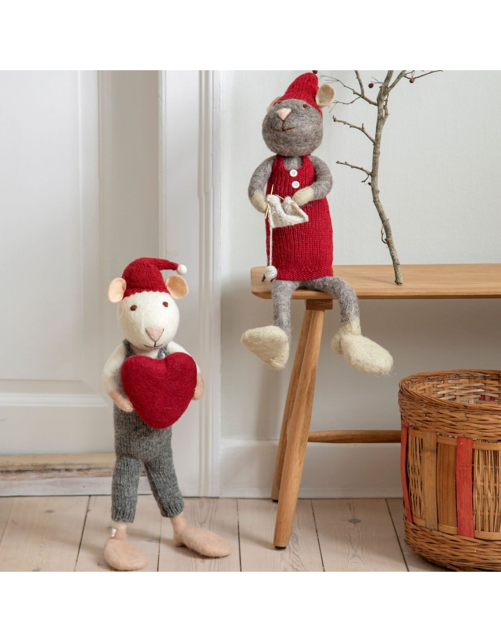 Gry & Sif Grijze Muis XL Girly aan het Breien - 60cm