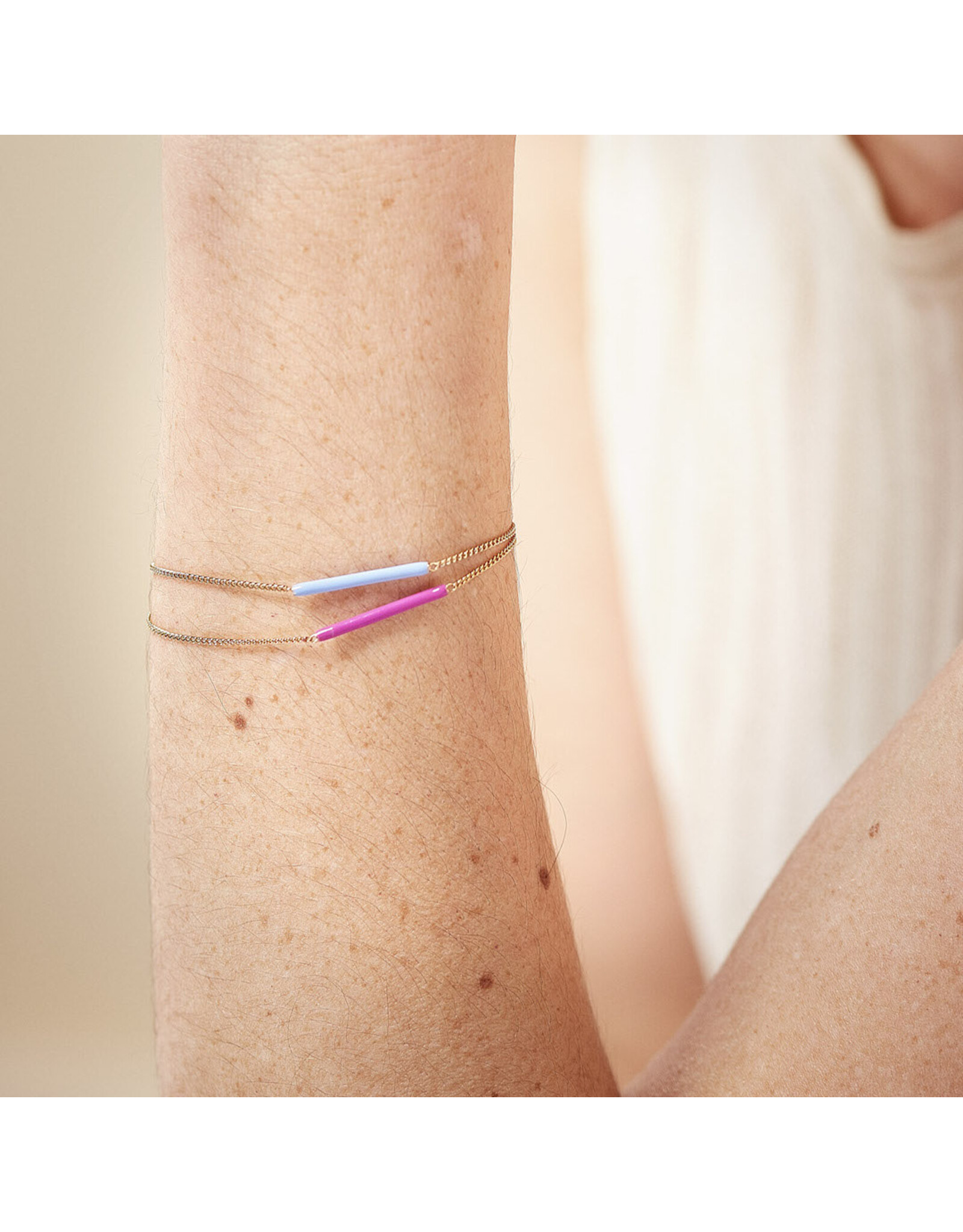 Nadja Carlotti Armband Stella - Lila Blauw  - Messing verguld  - Lengt 16 cm + 2 cm - Tube 2 x 0,2 cm