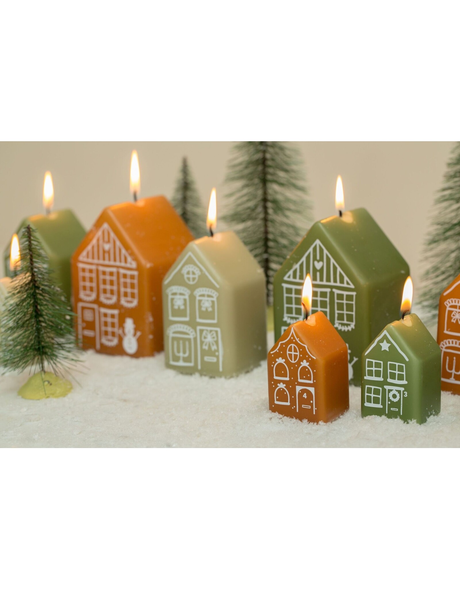 Rustik Lys Kaars - Gingerbread house M - Eucalyptus - 5,5 x9cm