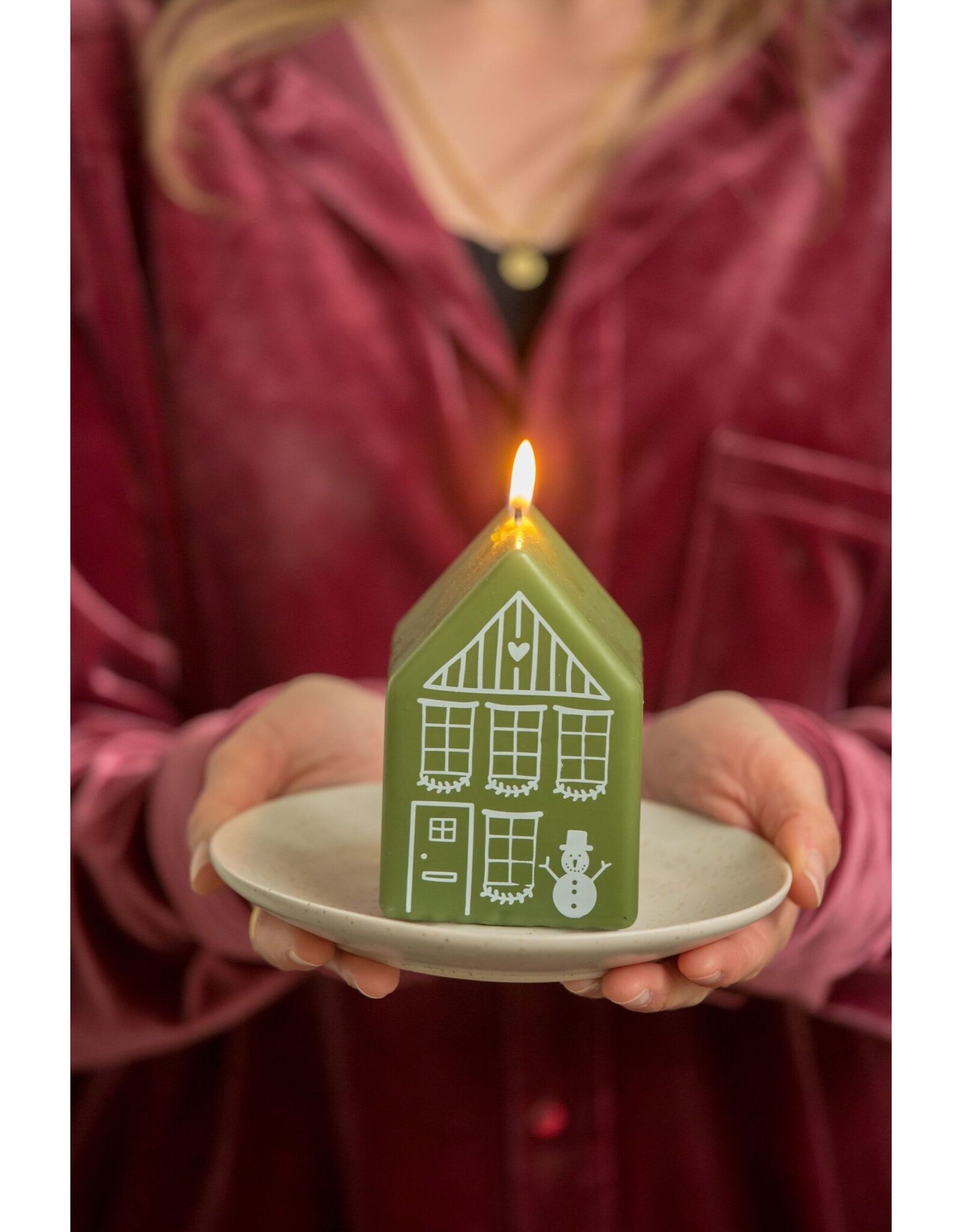 Rustik Lys Kaars - Gingerbread house M - Eucalyptus - 5,5 x9cm