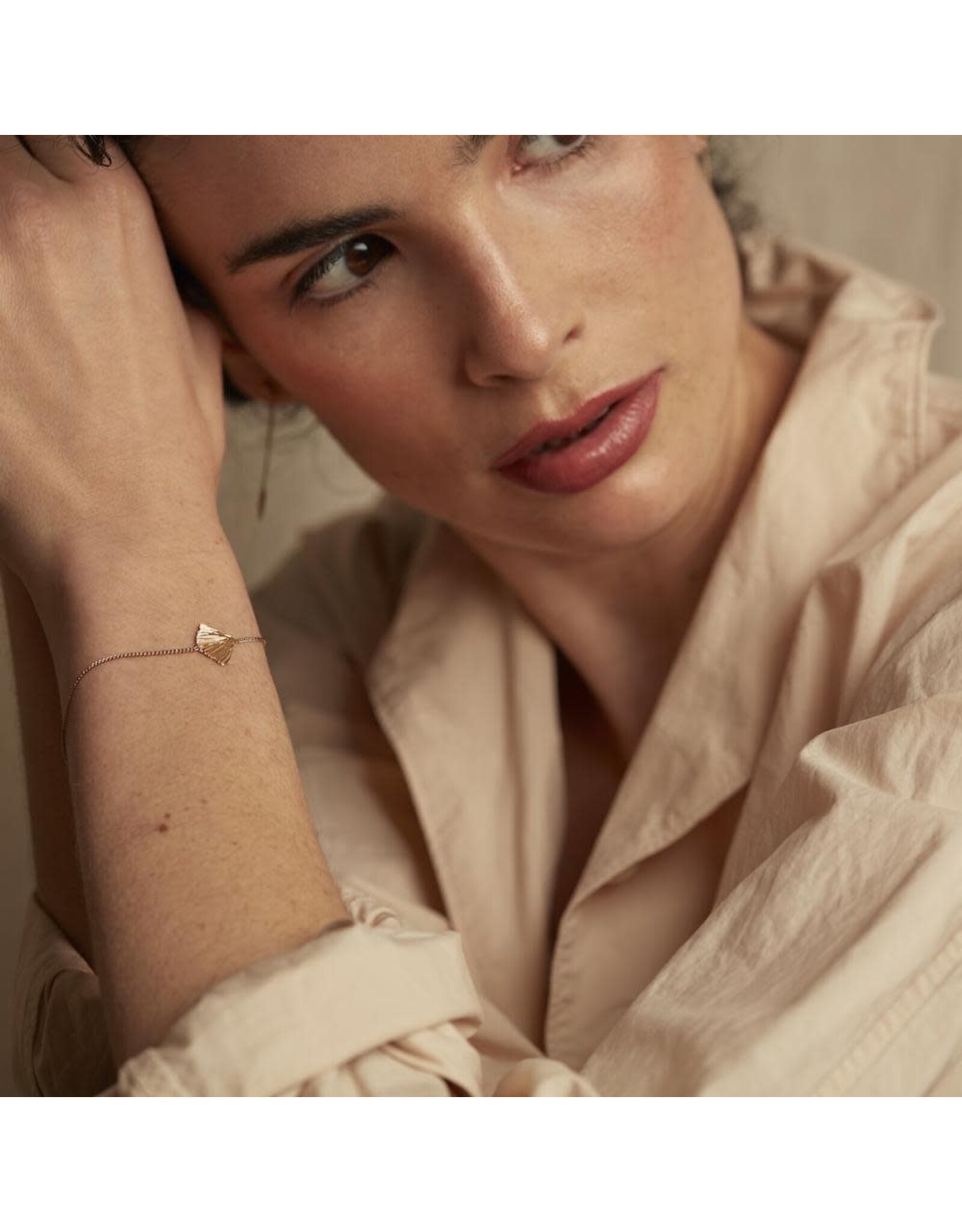 Nadja Carlotti Armband Ginkgo, Klein Blad- Messing Verguld