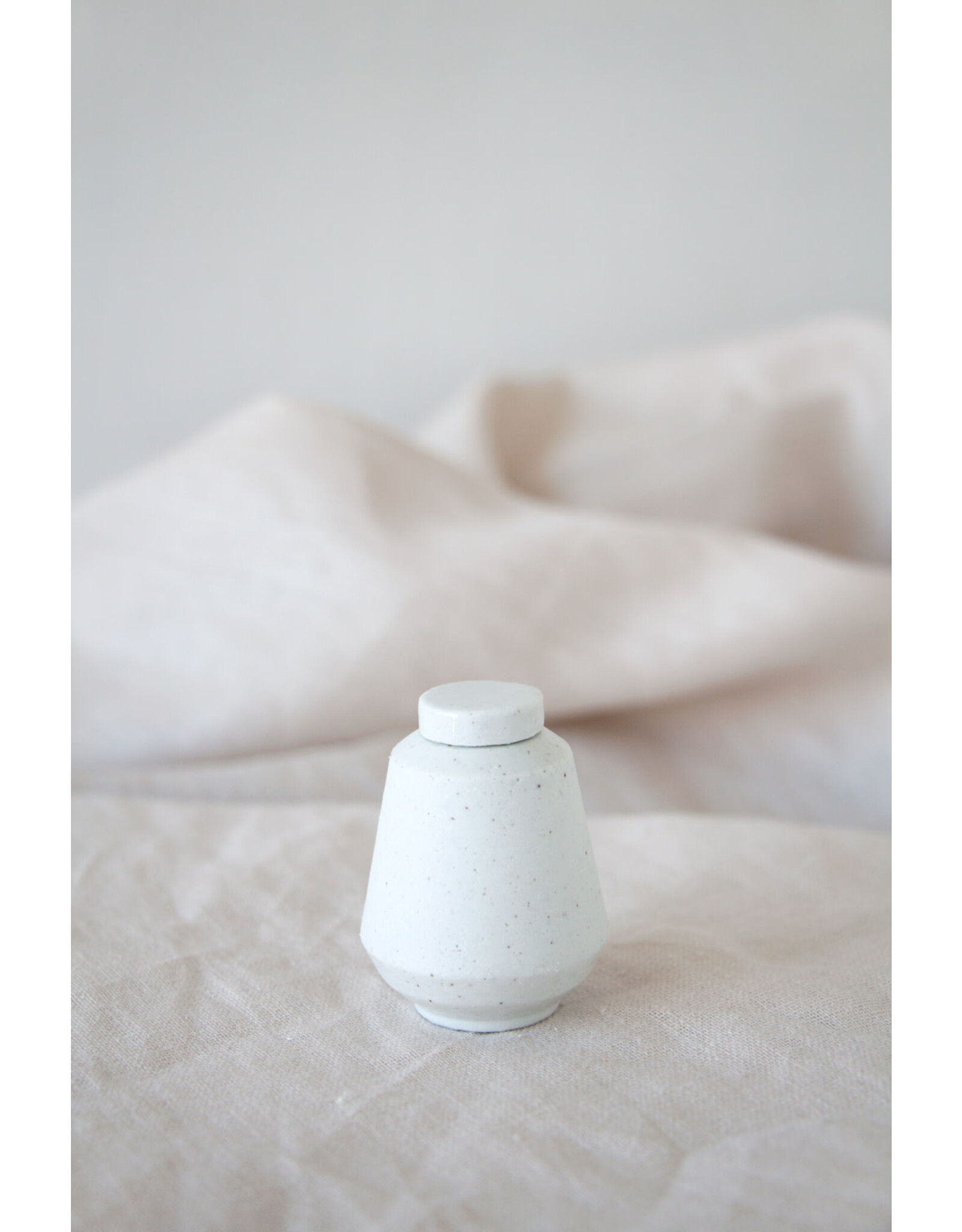 Roosmarijn Knijnenburg Urn - Spikkel - B 4,5 cm x H 6 cm