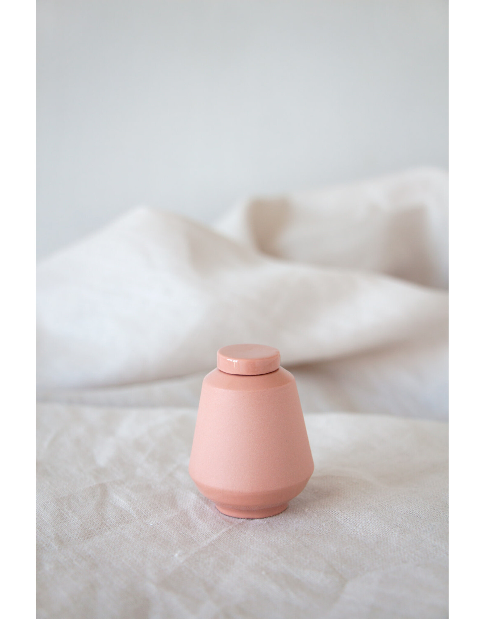 Roosmarijn Knijnenburg Mini urn Terra – subtiele herinnering in keramiek