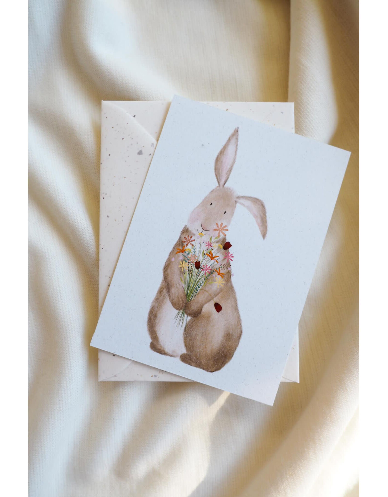 getekenddoorzusje Wenskaart - Konijn met Bloemen - Postkaart + Envelop
