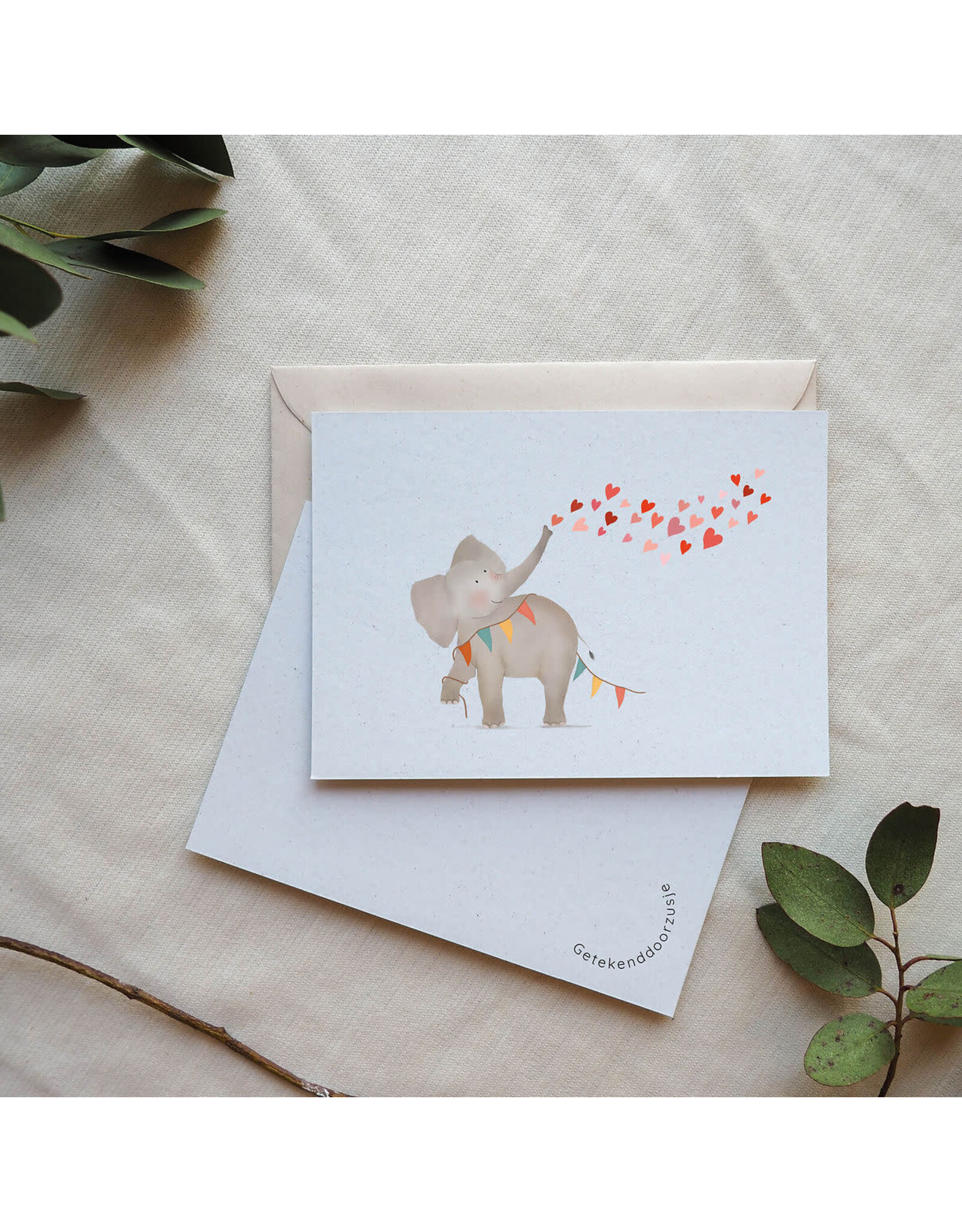 getekenddoorzusje Wenskaart - Olifantje met Hartjes - Postkaart + Envelop