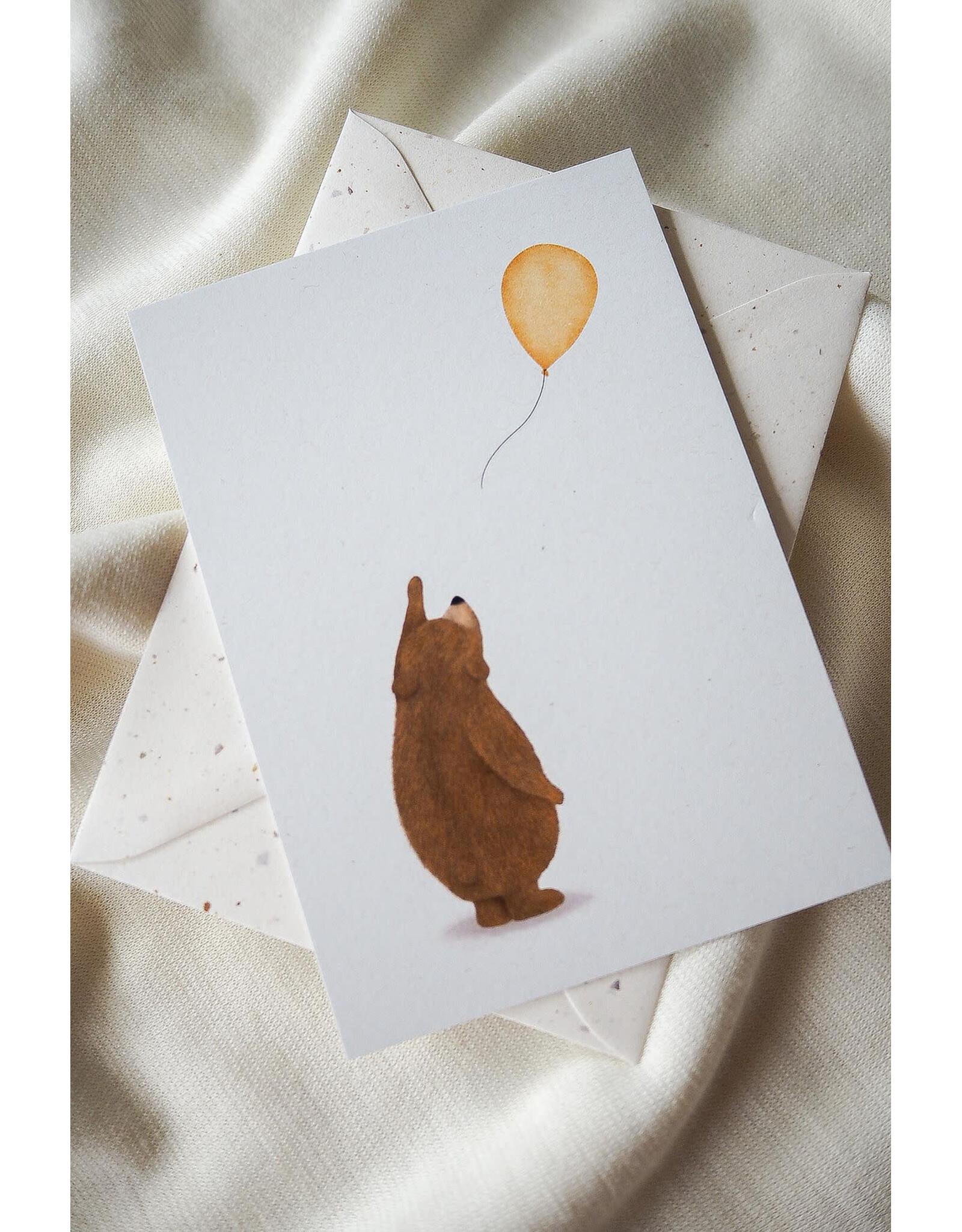 getekenddoorzusje Wenskaart - Beertje met ballon Geel - Postkaart + Envelop