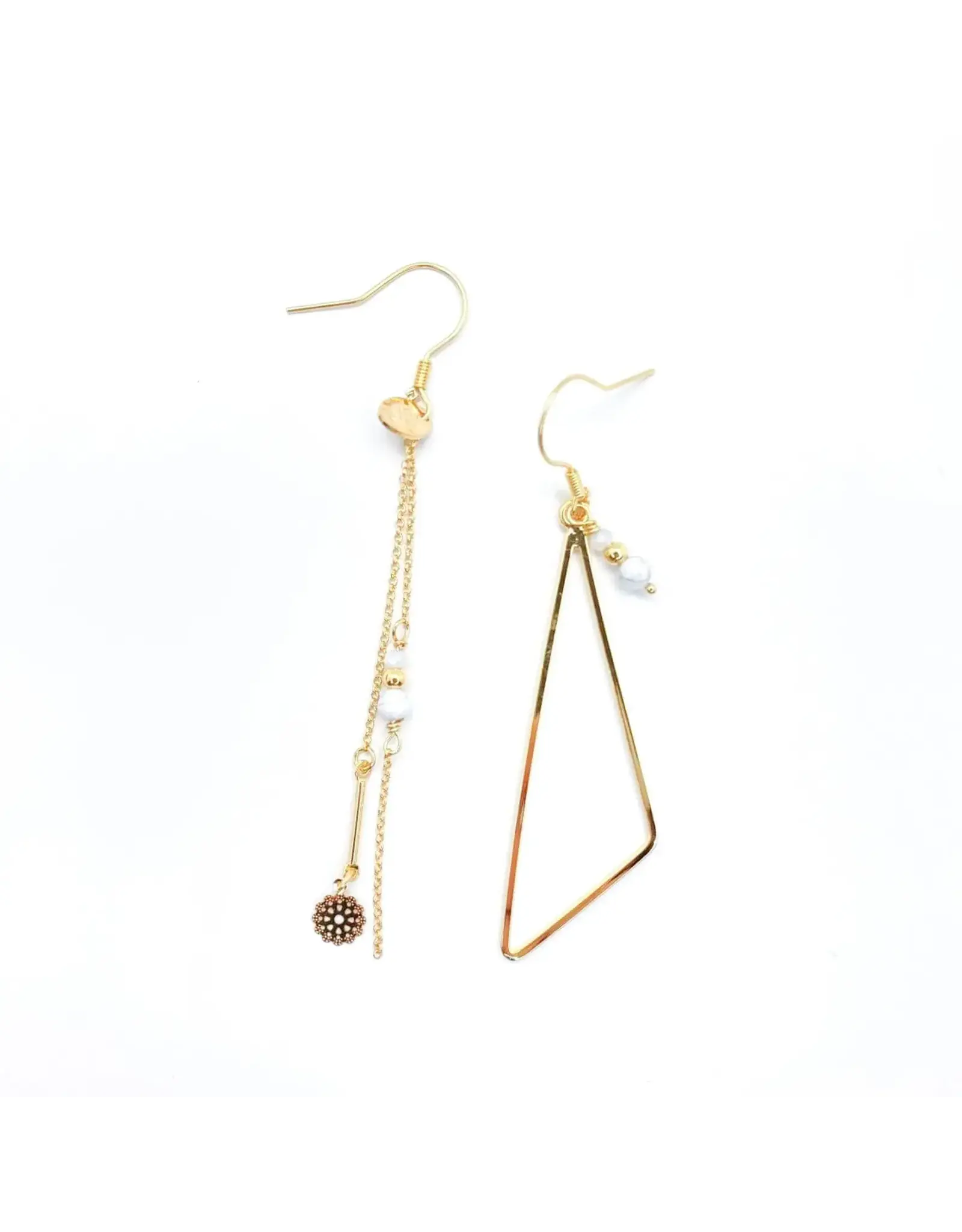 Murielle Perrotti Oorbel MP - Isa - Driehoek & Ketting - Goud Howlite - Asym