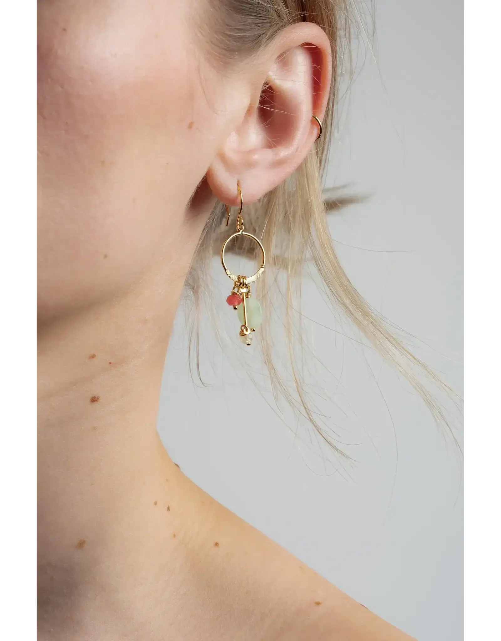 Murielle Perrotti Oorbel MP - Uma - Rutielkwarts, jade, kristal - Goud/Mint/Roze - Asym
