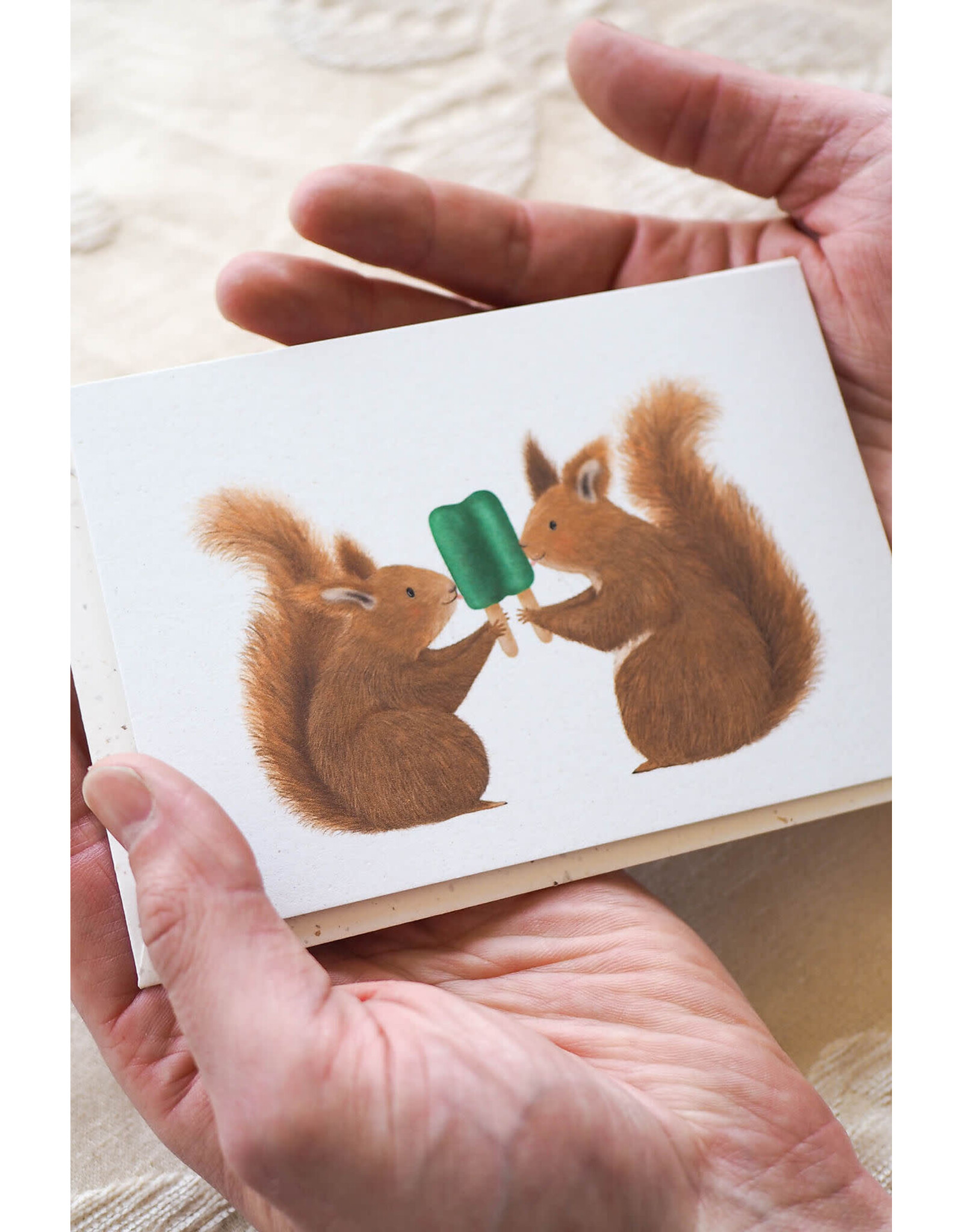 getekenddoorzusje Wenskaart - Eekhoorns met Dubbel ijsje - Postkaart + Envelop