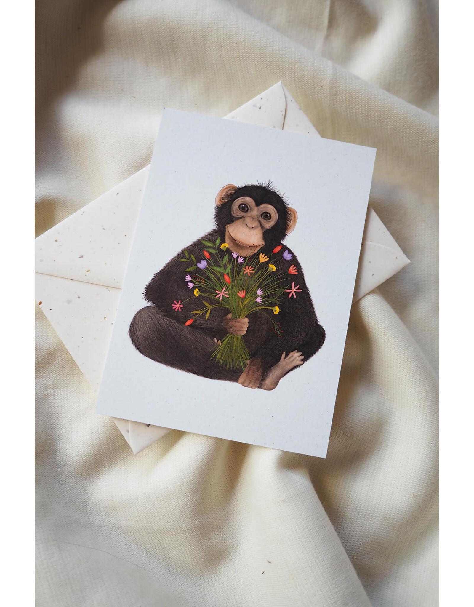 getekenddoorzusje Wenskaart - Chimpansee met Bloemen - Postkaart + Envelop