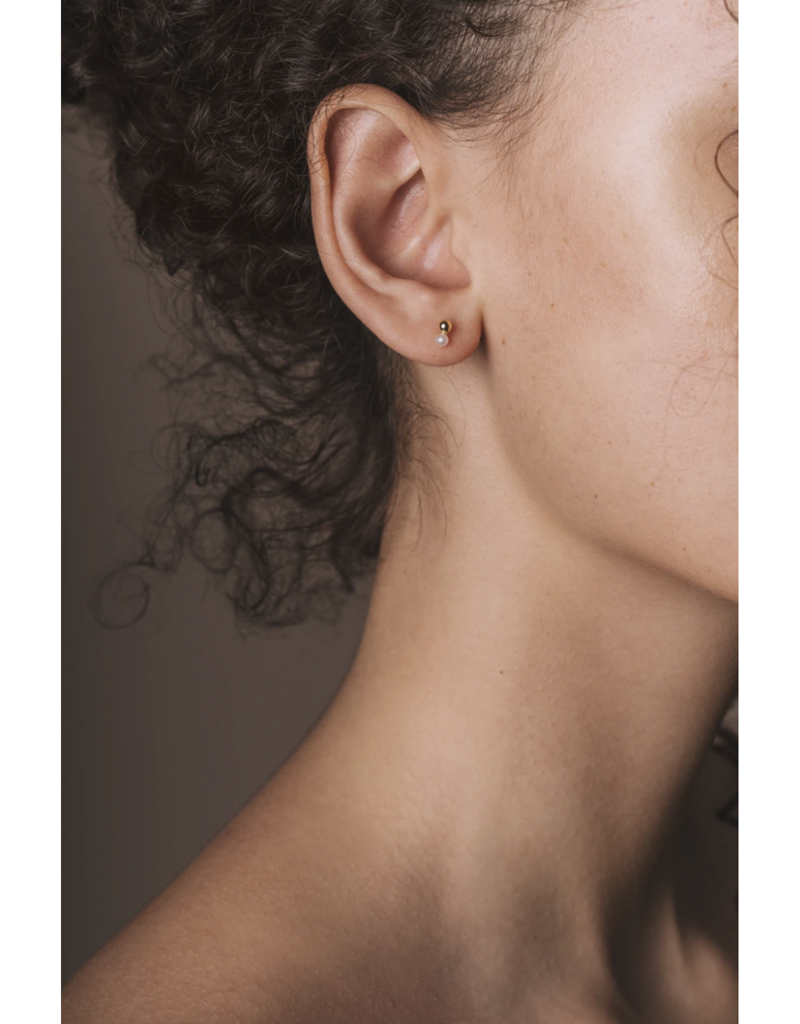 Studio MHL Oorbel MHL - Druppel, Witte parel, 6mm  - Goud (Verguld 18K)