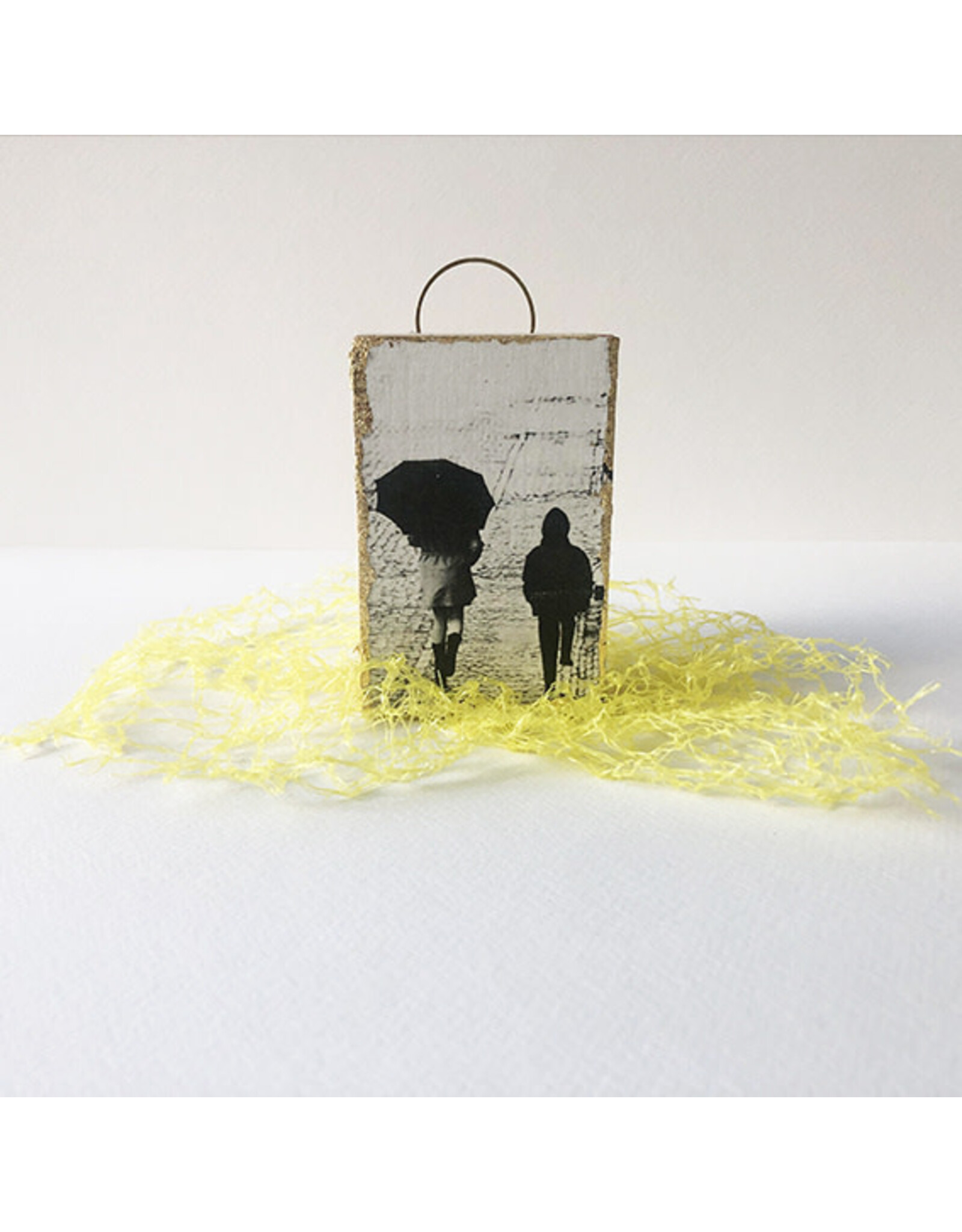 Studio The Cube Studio The Cube - Walking in the rain - 6x9x3 cm