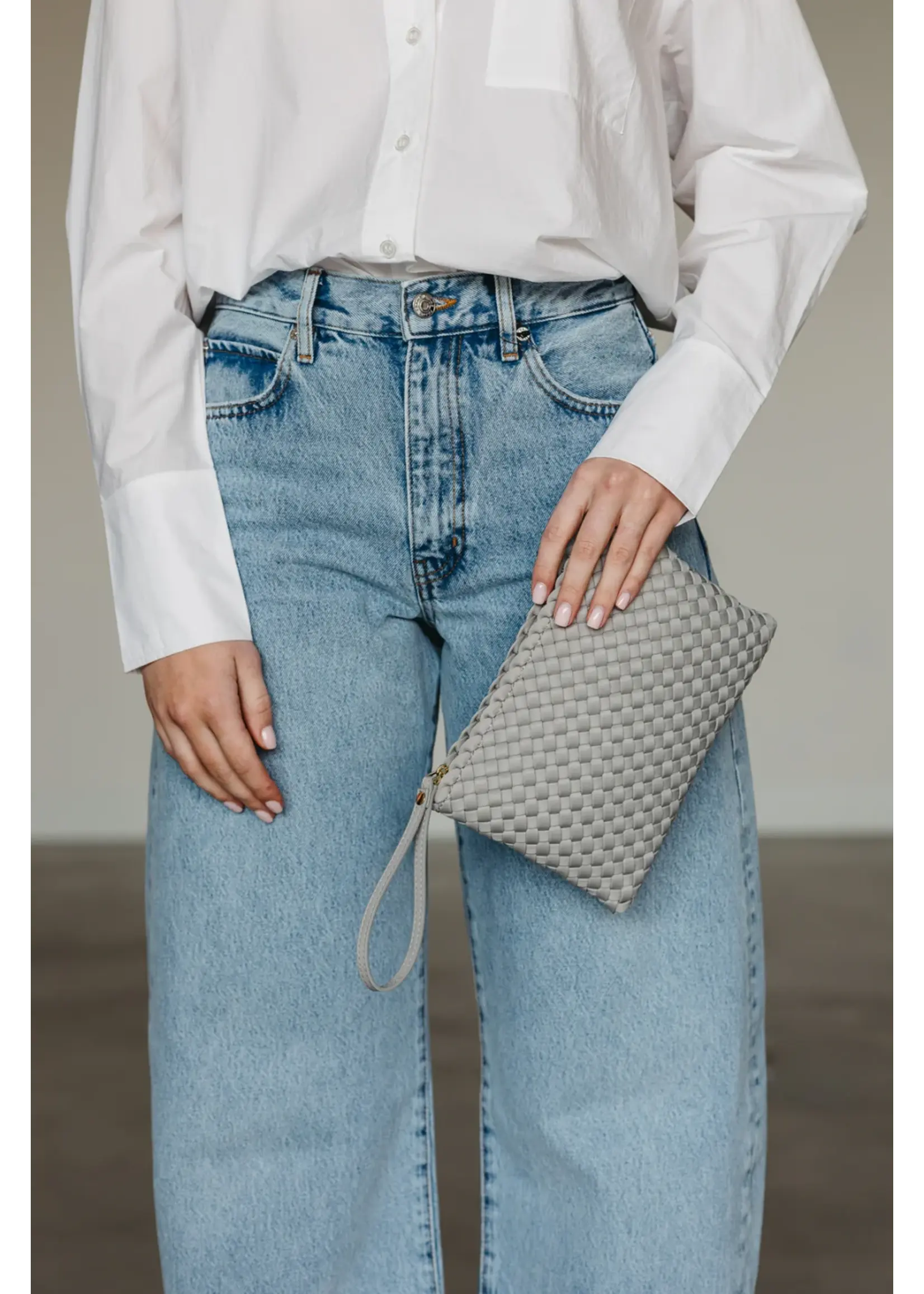 MARREA MA CLUTCH SILVER SANDSHELL