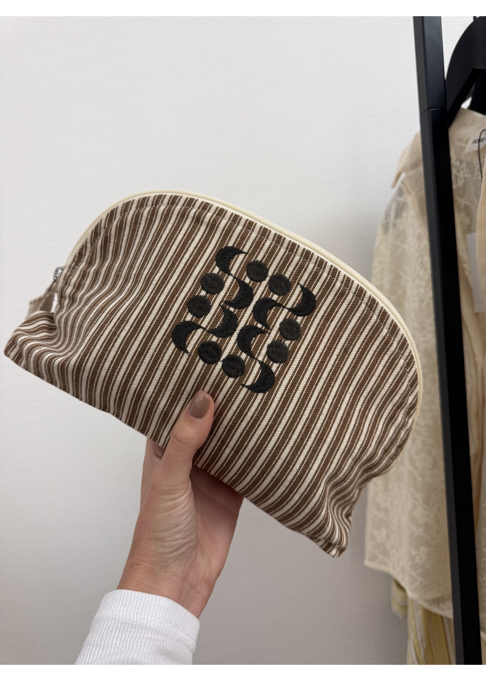 SOFIE SCHNOOR SS RILEYSW TOILETBAG BROWN STRIPED