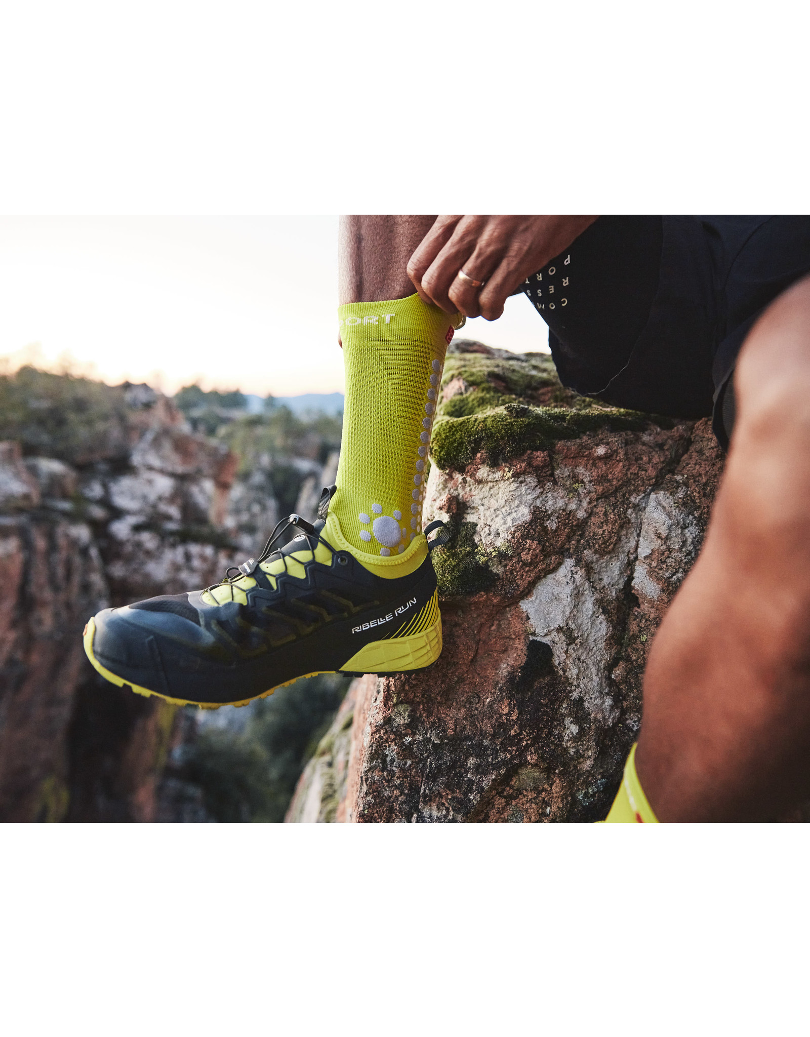 Compressport Pro Racing Socks v4.0 Trail - Primerose/Alloy