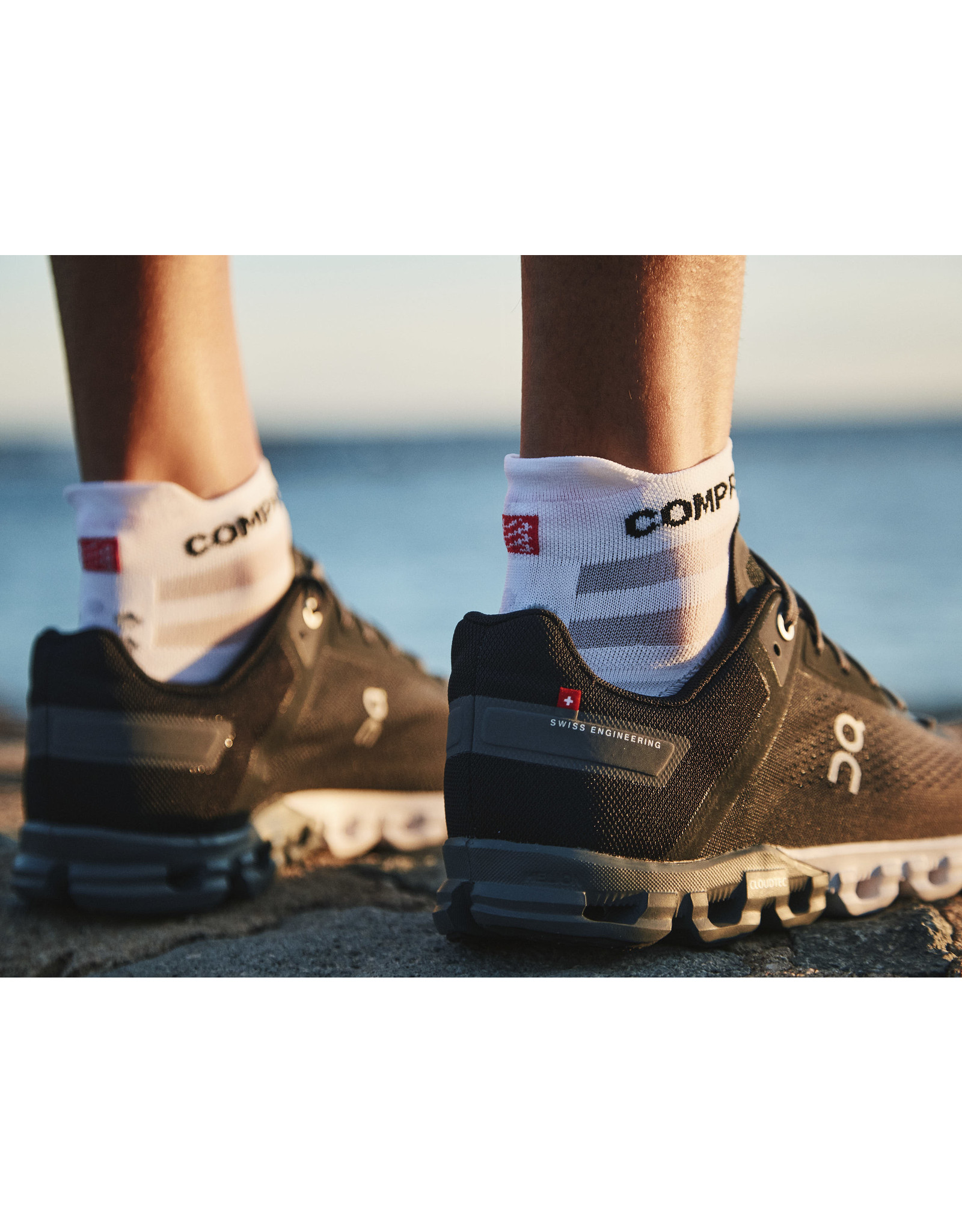 Compressport Pro Racing Socks v4.0 Ultralight Run Low - White/Alloy