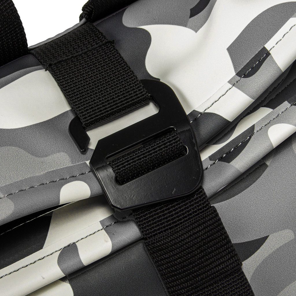 New Rebels New Rebels Mart Los Angeles Camouflage Army 7L Rugtas Rolltop Waterafstotend