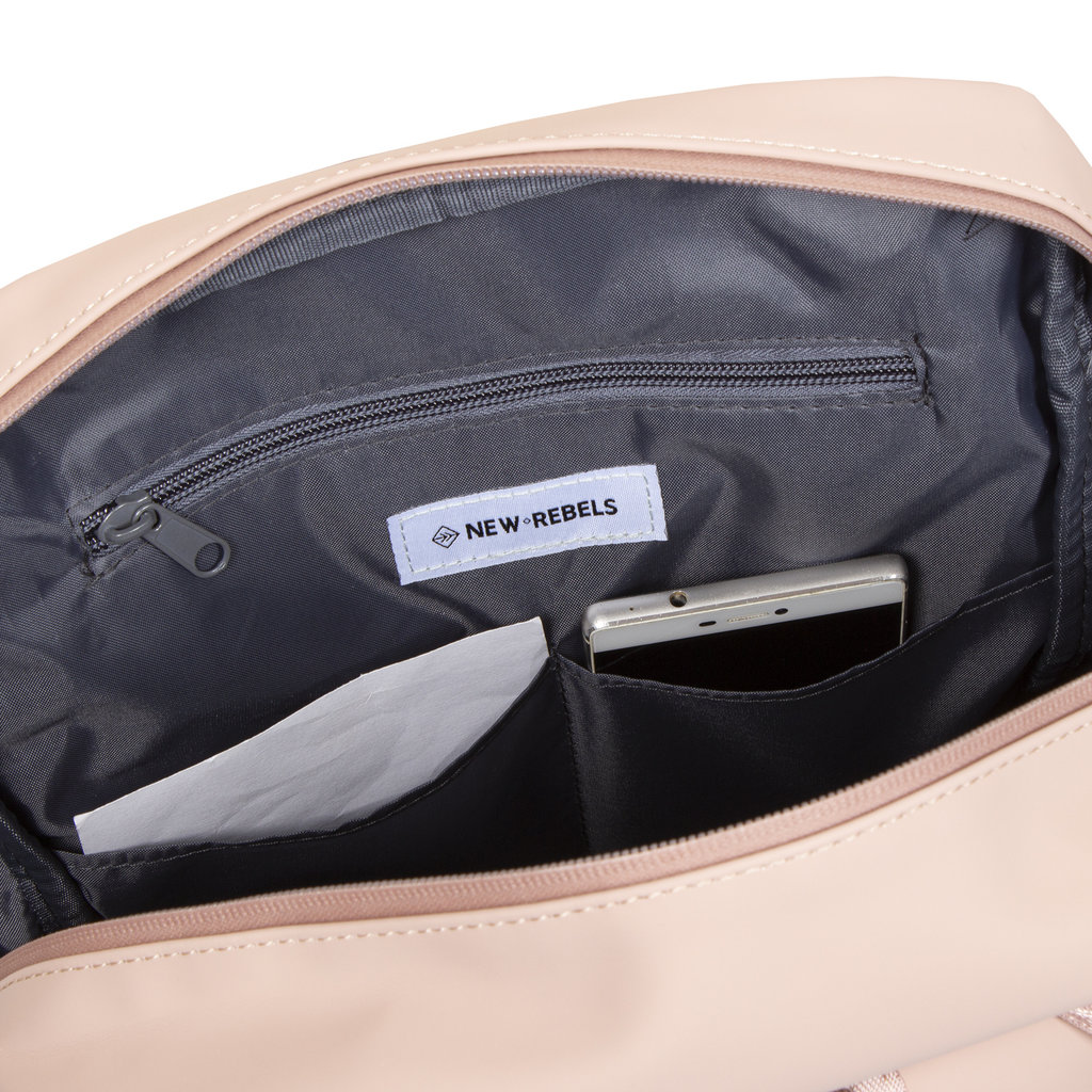 New Rebels New Rebels Harper Miami Rugzak 9L Waterafstotende Laptop Rugtas 13 inch Schooltas en Werktas van PU Comfortabel Oudroze