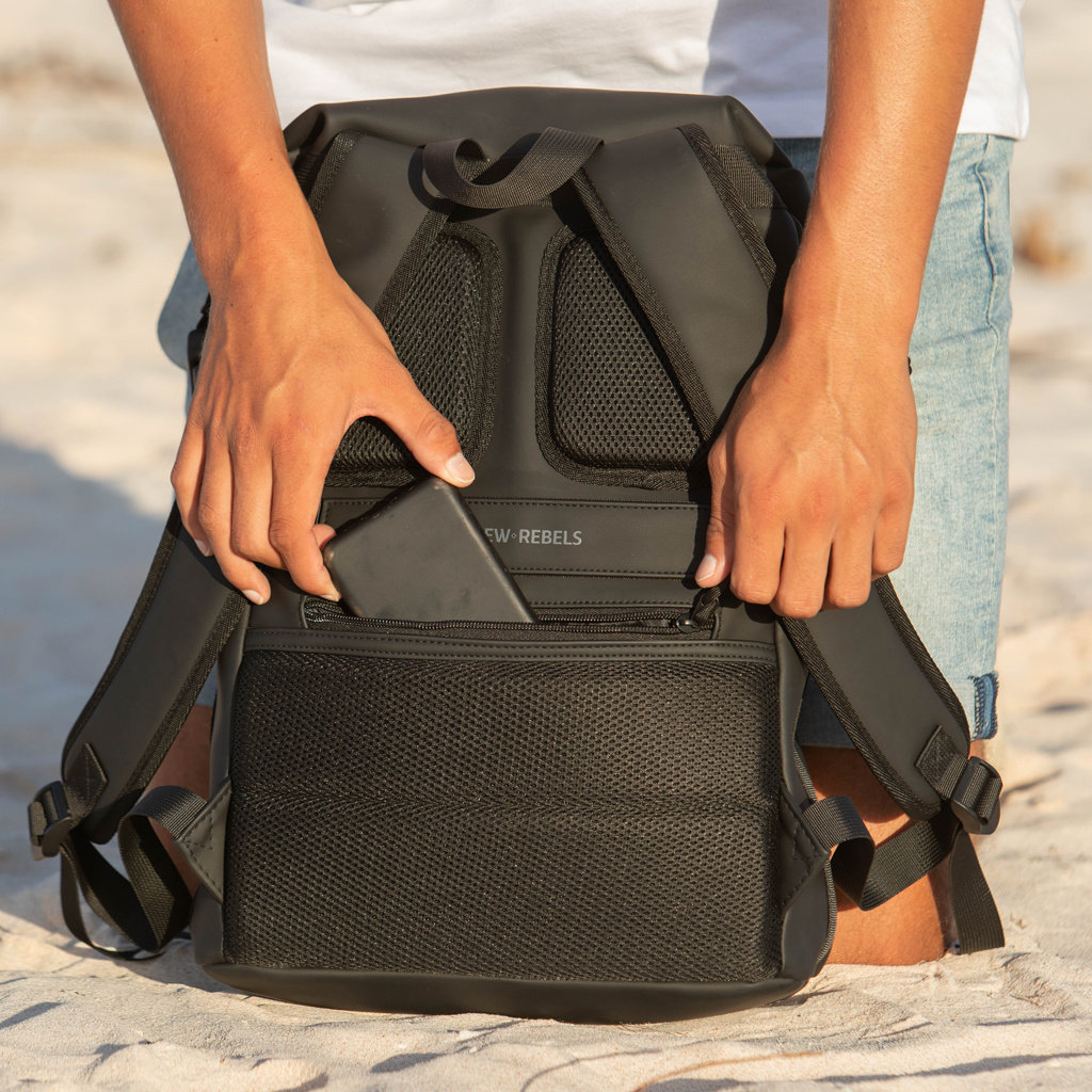 New Rebels New Rebels Harper Providence Zwart 12L Rugzak Waterafstotend Laptop 11.6"