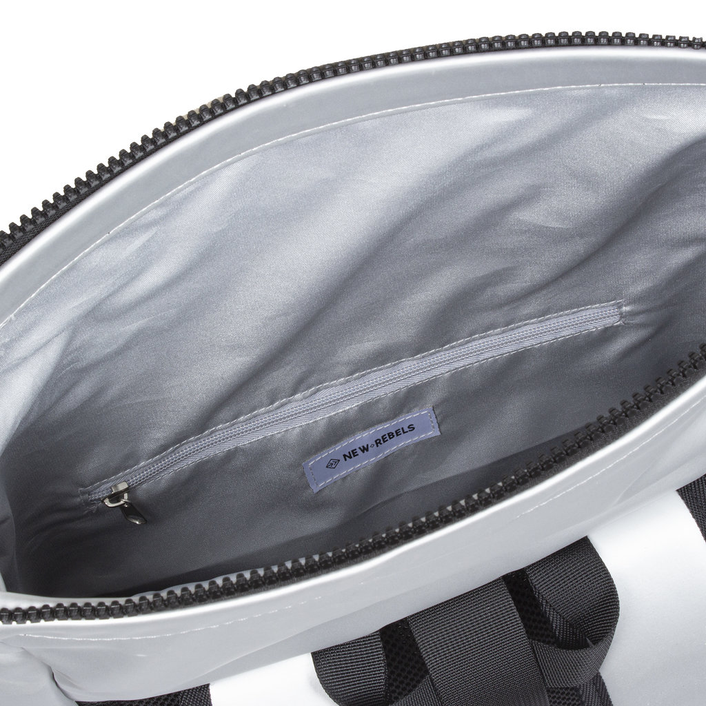 New Rebels New Rebels Mart New York Metallic Zilver 21L Rugtas Rolltop Waterafstotend Laptop 15.6"