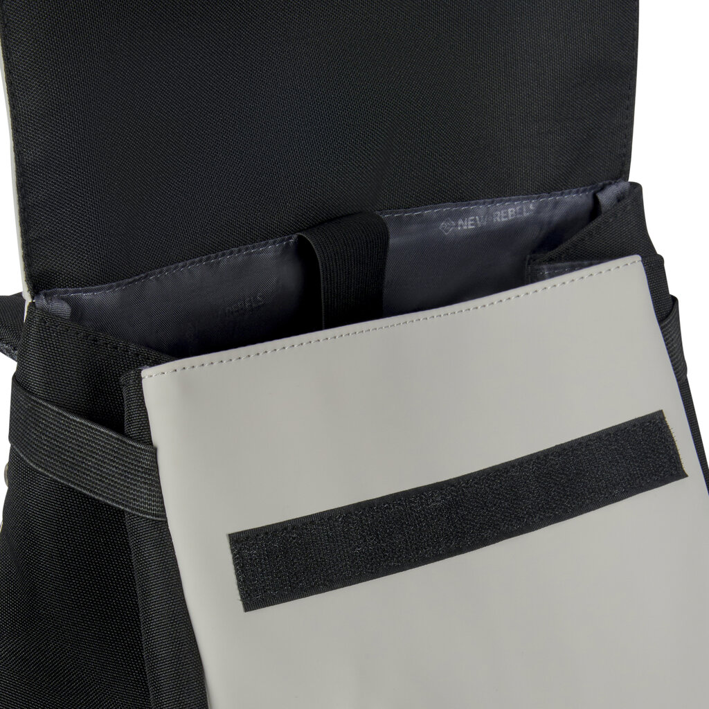 New Rebels New Rebels Ceres Dothan Zwart Lichtgrijs 15L Rugtas met Flap Waterafstotend Laptop 15.6"