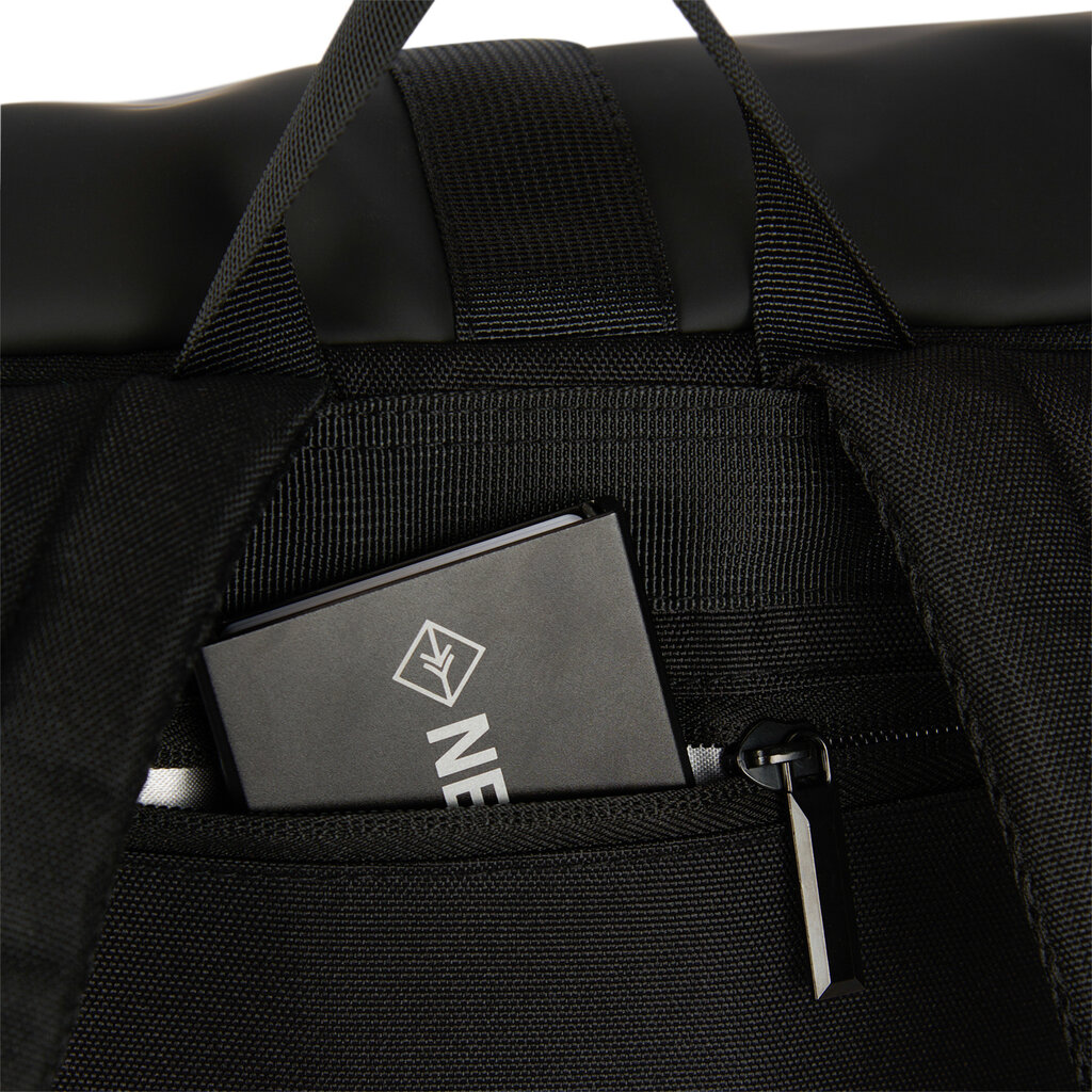 New Rebels New Rebels Omar Montgomery Zwart 15L Rolltop Rugzak Waterafstotend Laptop 15.6"