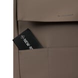 New Rebels New Rebels Omar Lincoln Taupe 17L Rugtas met Flap Waterafstotend Laptop 15.6"