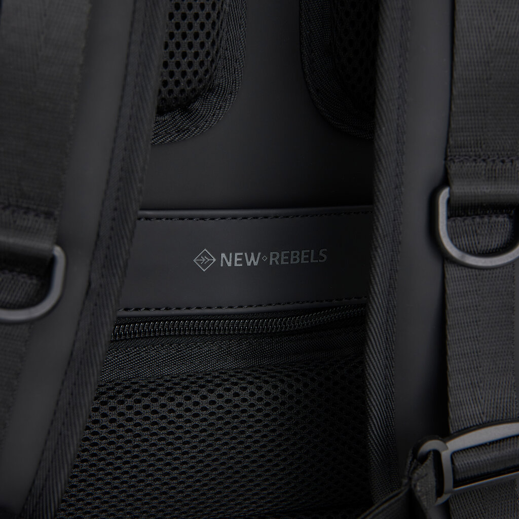 New Rebels New Rebels Jessi Easton Underseater Rugzak 17L Waterafstotend PU Handbagage 40x30x20 Airline Tas 15.6 inch Laptopvak Zwart