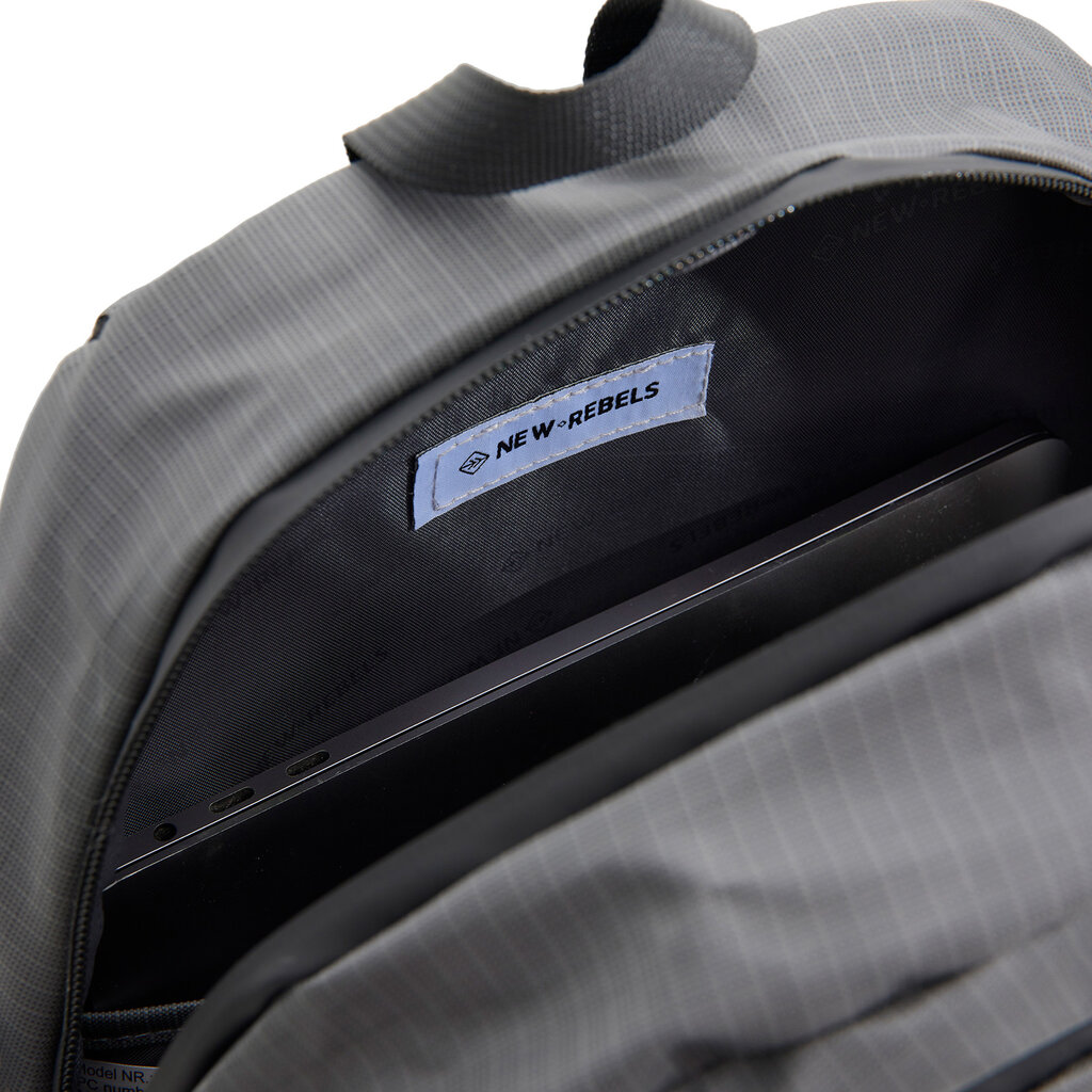 New Rebels New Rebels Hugo Brentwood Wasserdichtes Leicht Rucksäcke Wandern Rucksack 11 Liter Schwarz